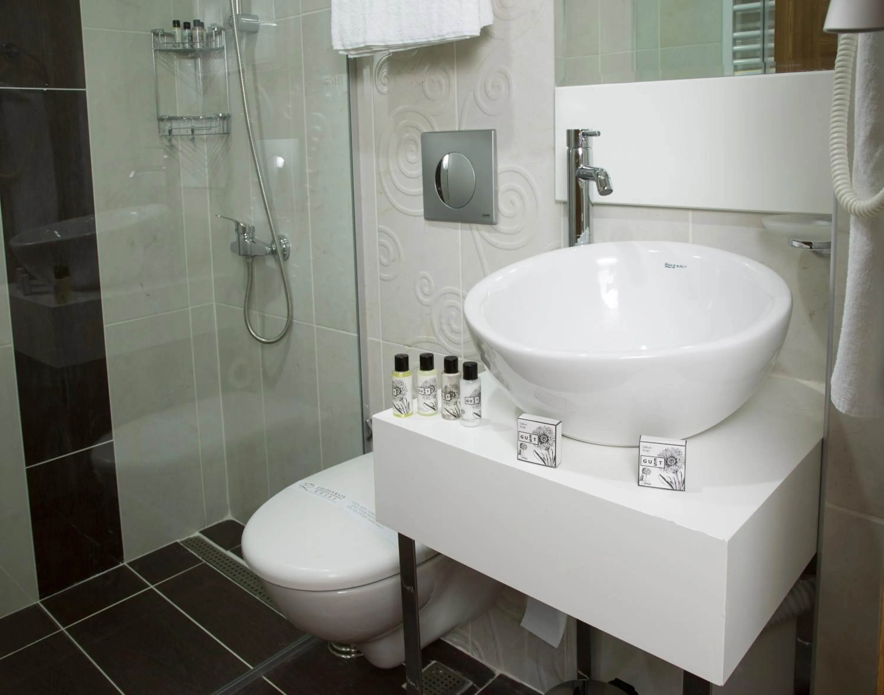 Bathroom in Golden Rain Hotel Old City