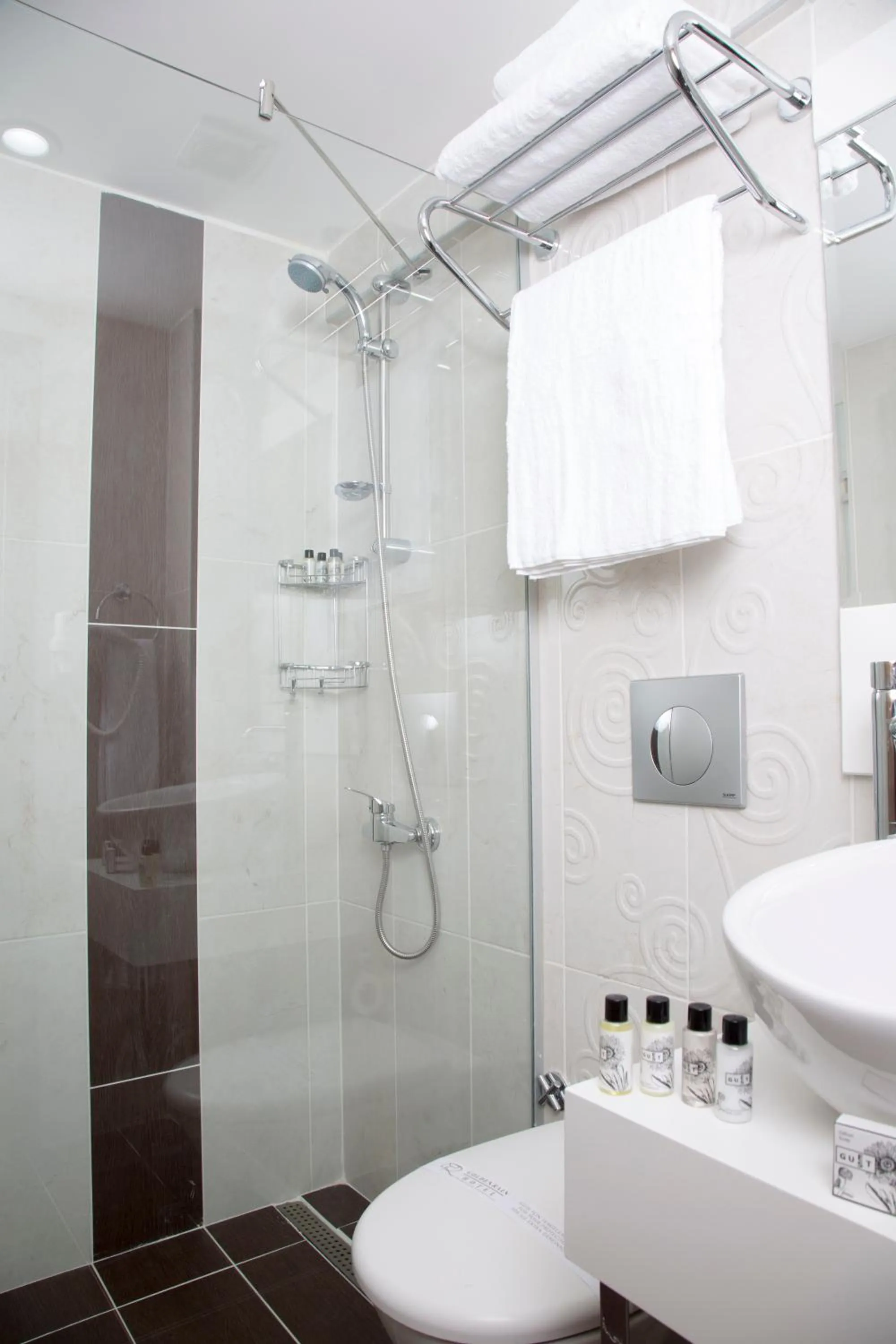 Bathroom in Golden Rain Hotel Old City