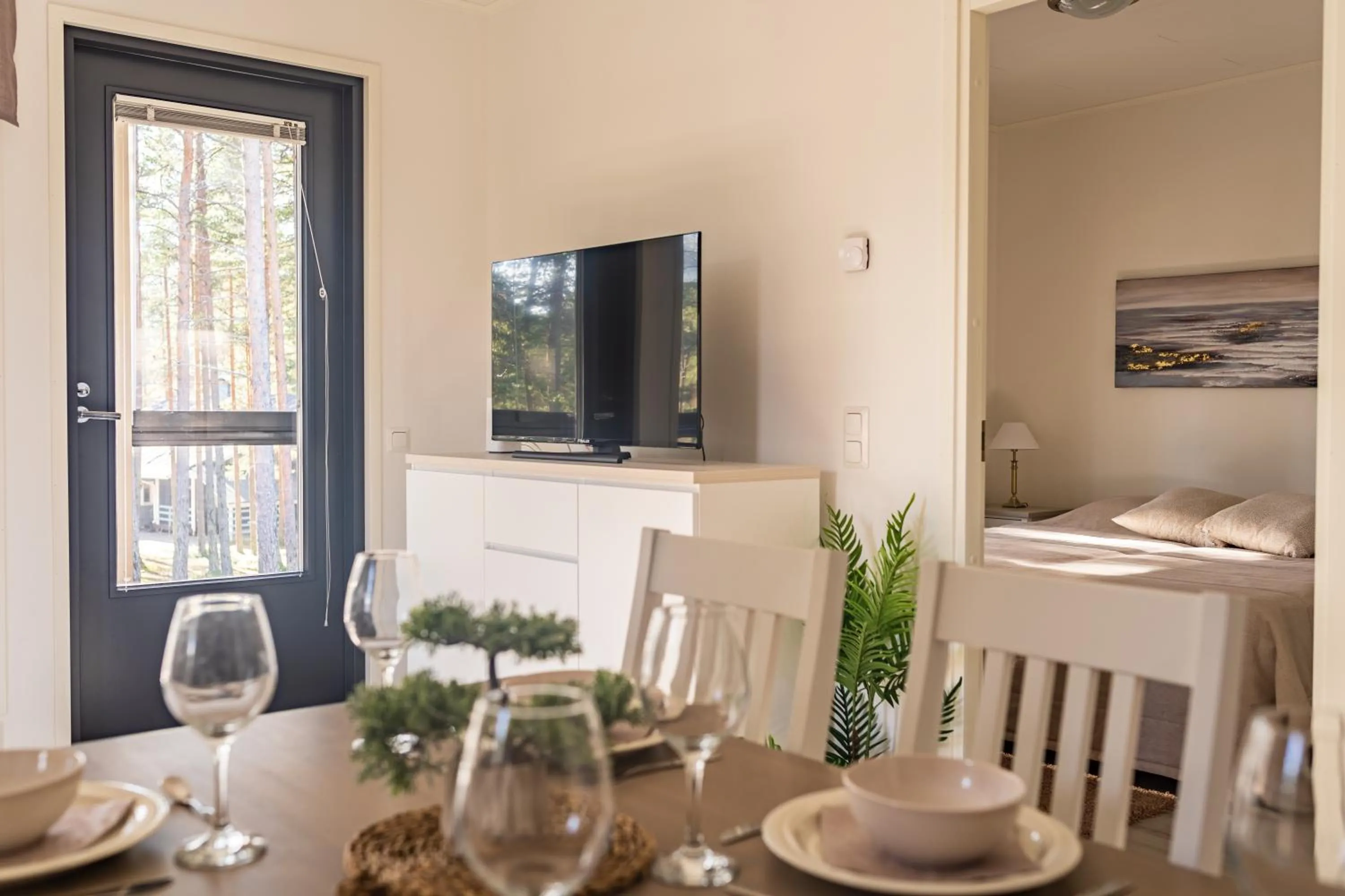 Dining area in Tuomenkartano Apartments by Hiekka Booking