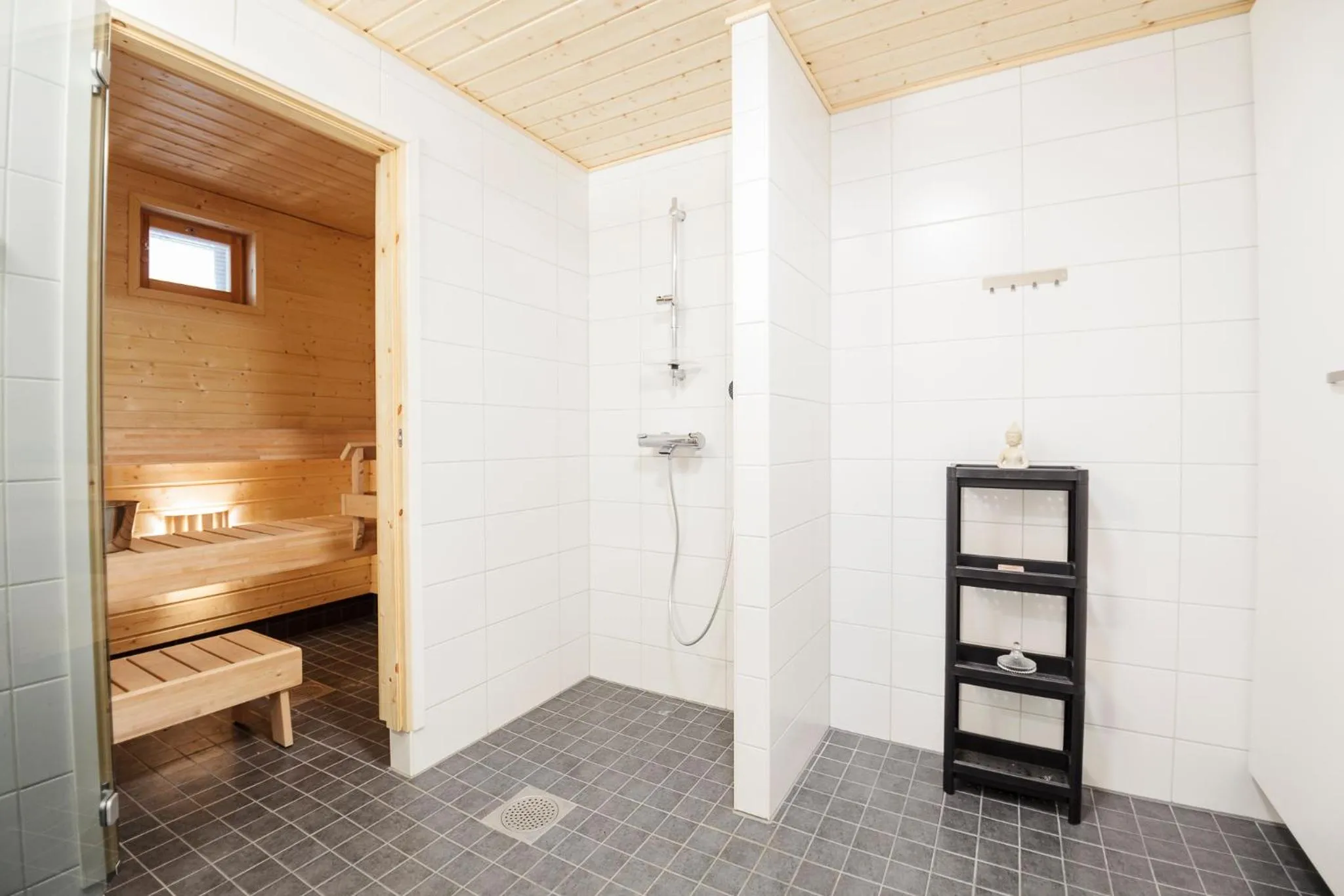 Bathroom, Bed in Tuomenkartano Apartments by Hiekka Booking