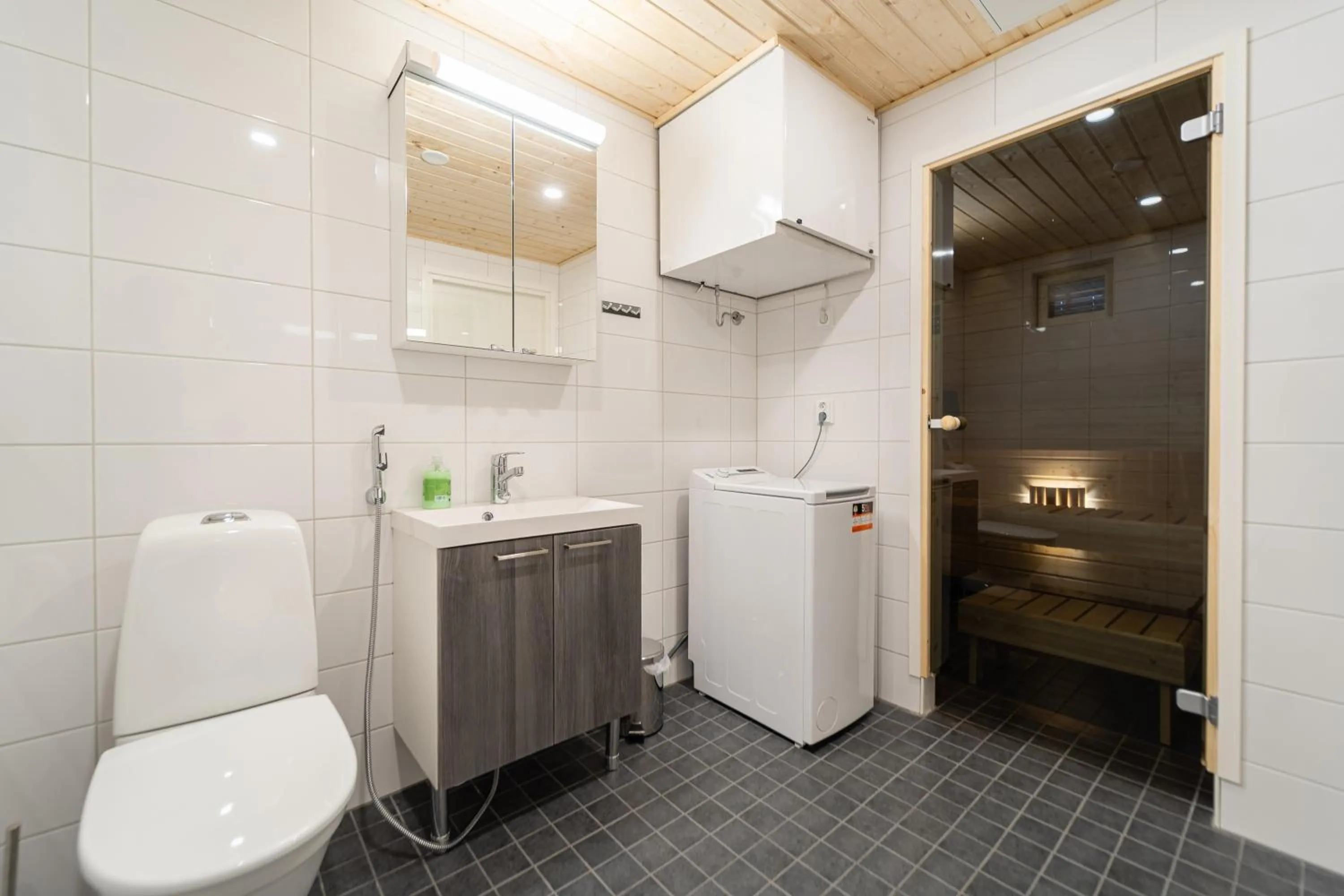 Bathroom in Tuomenkartano Apartments by Hiekka Booking
