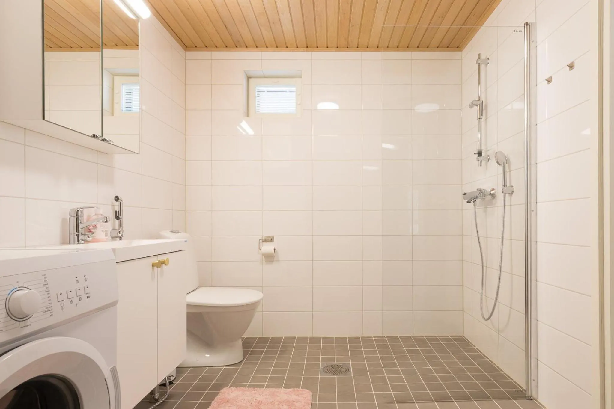 Bathroom in Tuomenkartano Apartments by Hiekka Booking