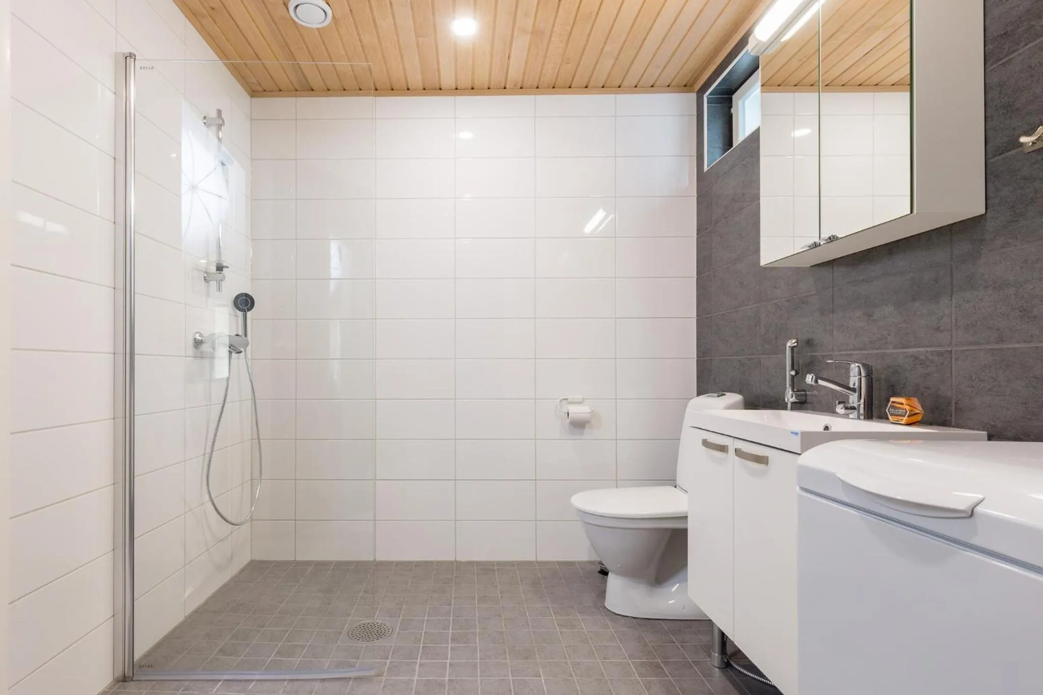 Bathroom in Tuomenkartano Apartments by Hiekka Booking