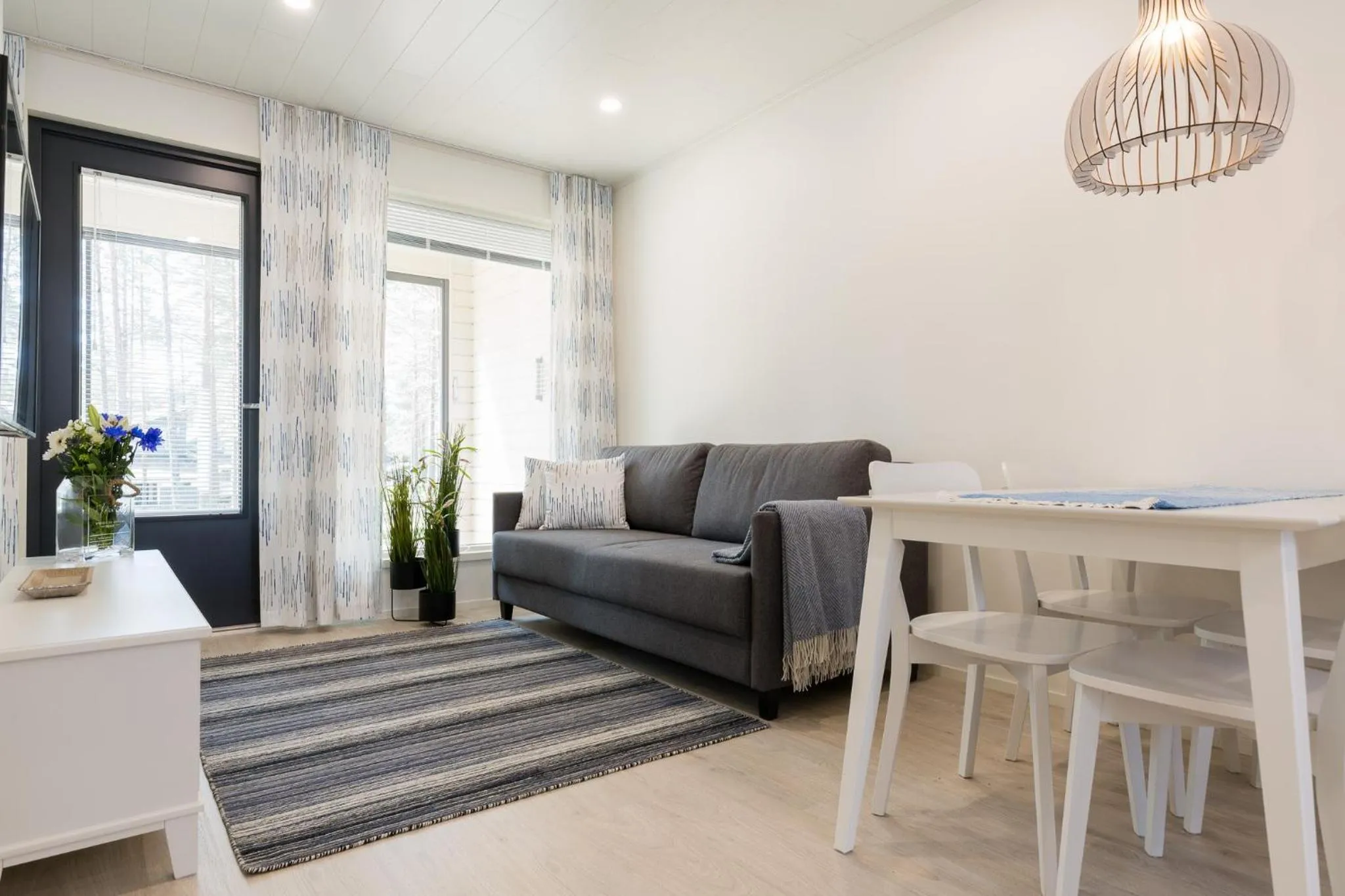 Seating area in Tuomenkartano Apartments by Hiekka Booking