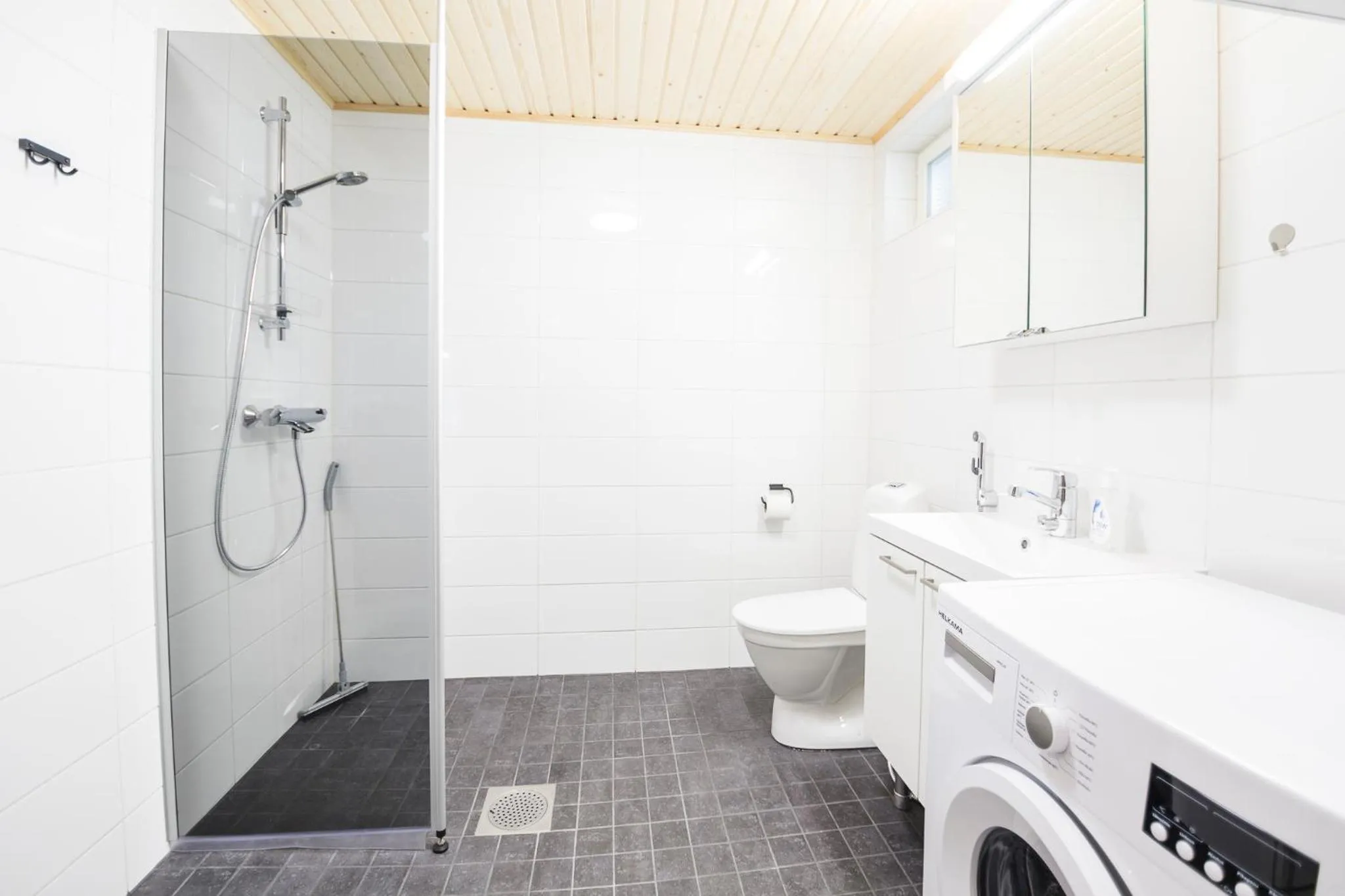 Shower in Tuomenkartano Apartments by Hiekka Booking