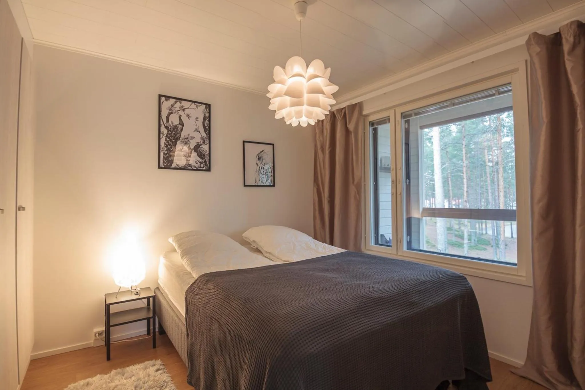Bedroom, Bed in Tuomenkartano Apartments by Hiekka Booking
