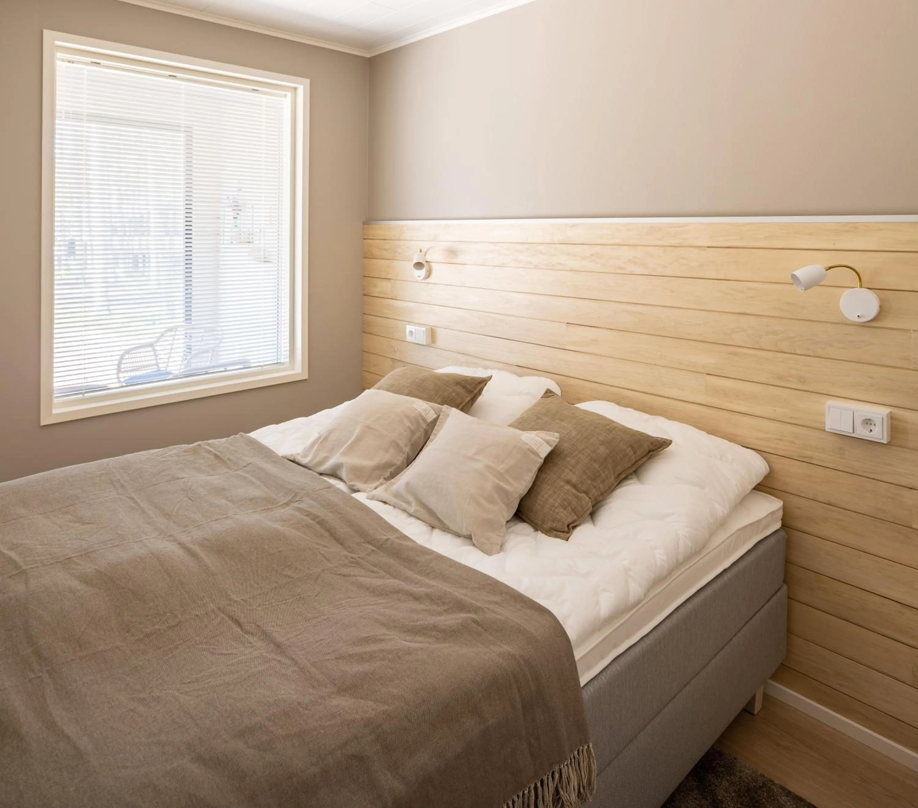 Bedroom, Bed in Tuomenkartano Apartments by Hiekka Booking