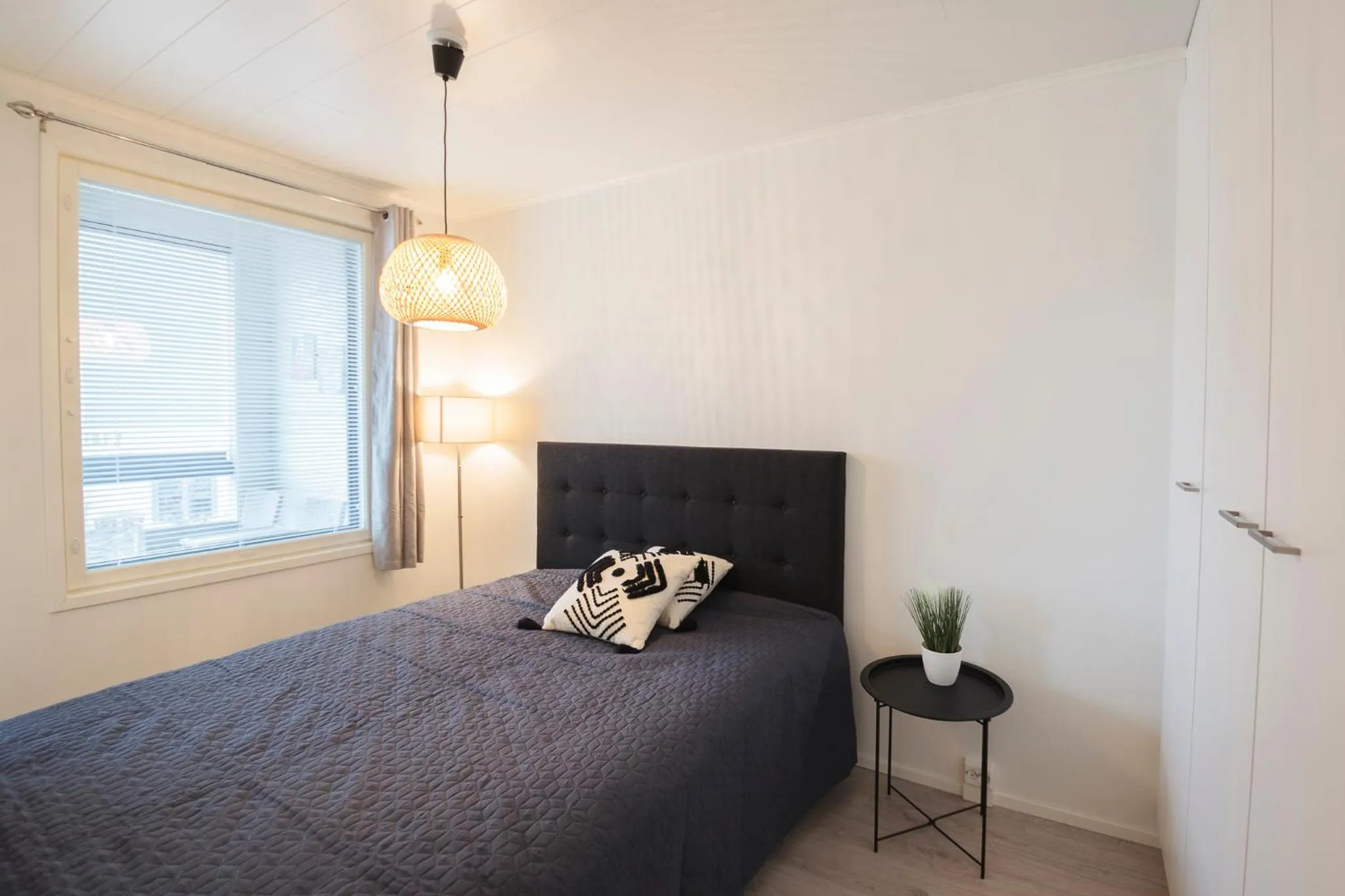 Bedroom, Bed in Tuomenkartano Apartments by Hiekka Booking