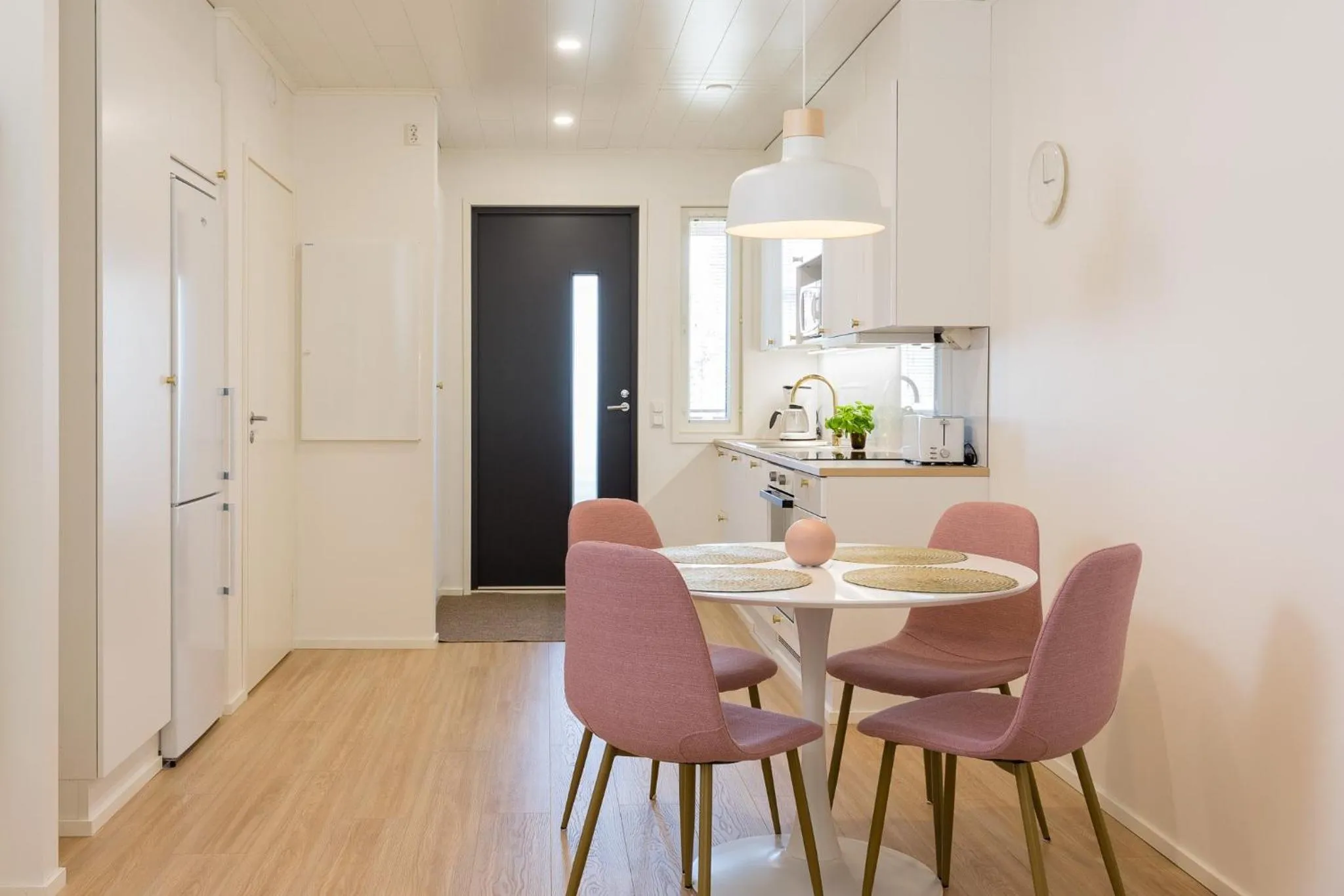 Dining area in Tuomenkartano Apartments by Hiekka Booking