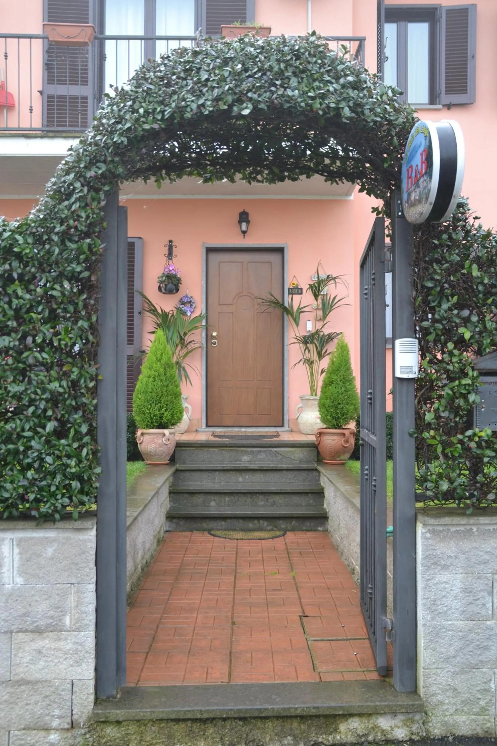 Facade/entrance in La Baia del Lago