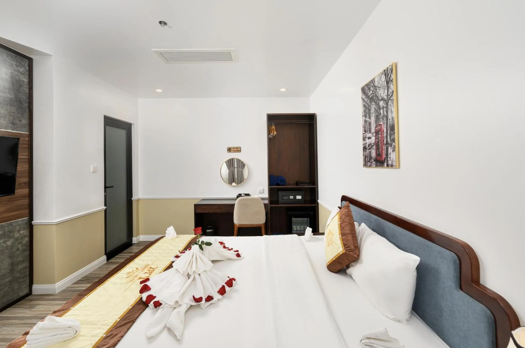 Bedroom, Bed in Harry Phu Quoc Hotel 3