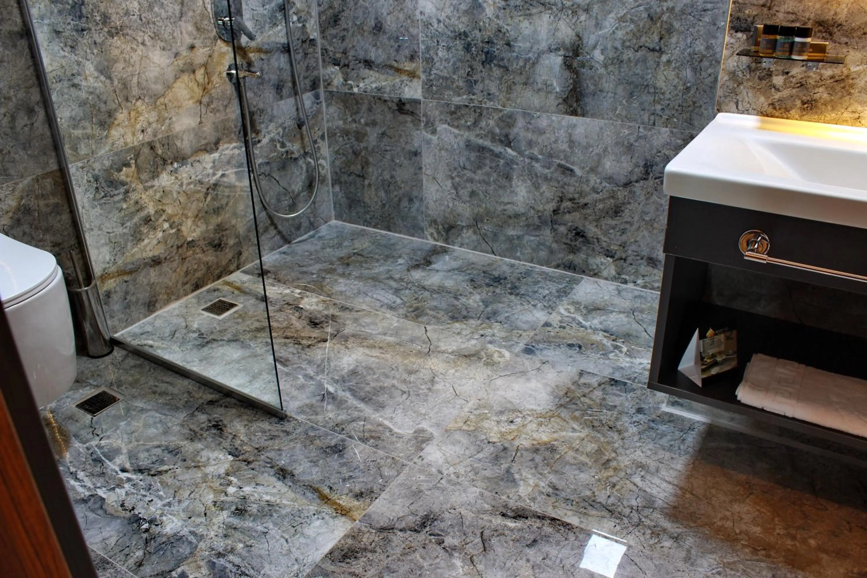 Bathroom in Mardiva Hotel