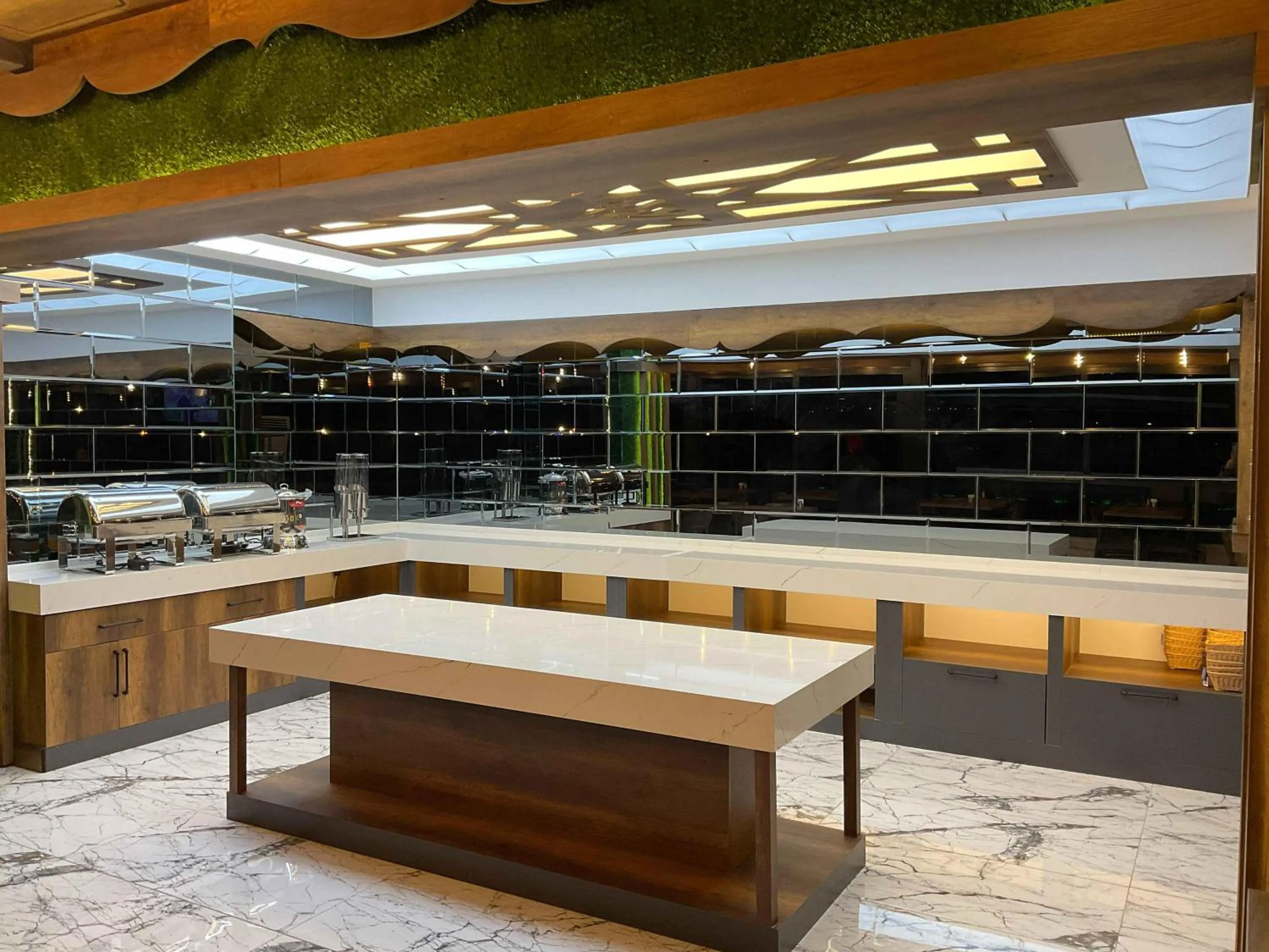 Restaurant/places to eat in Mardiva Hotel
