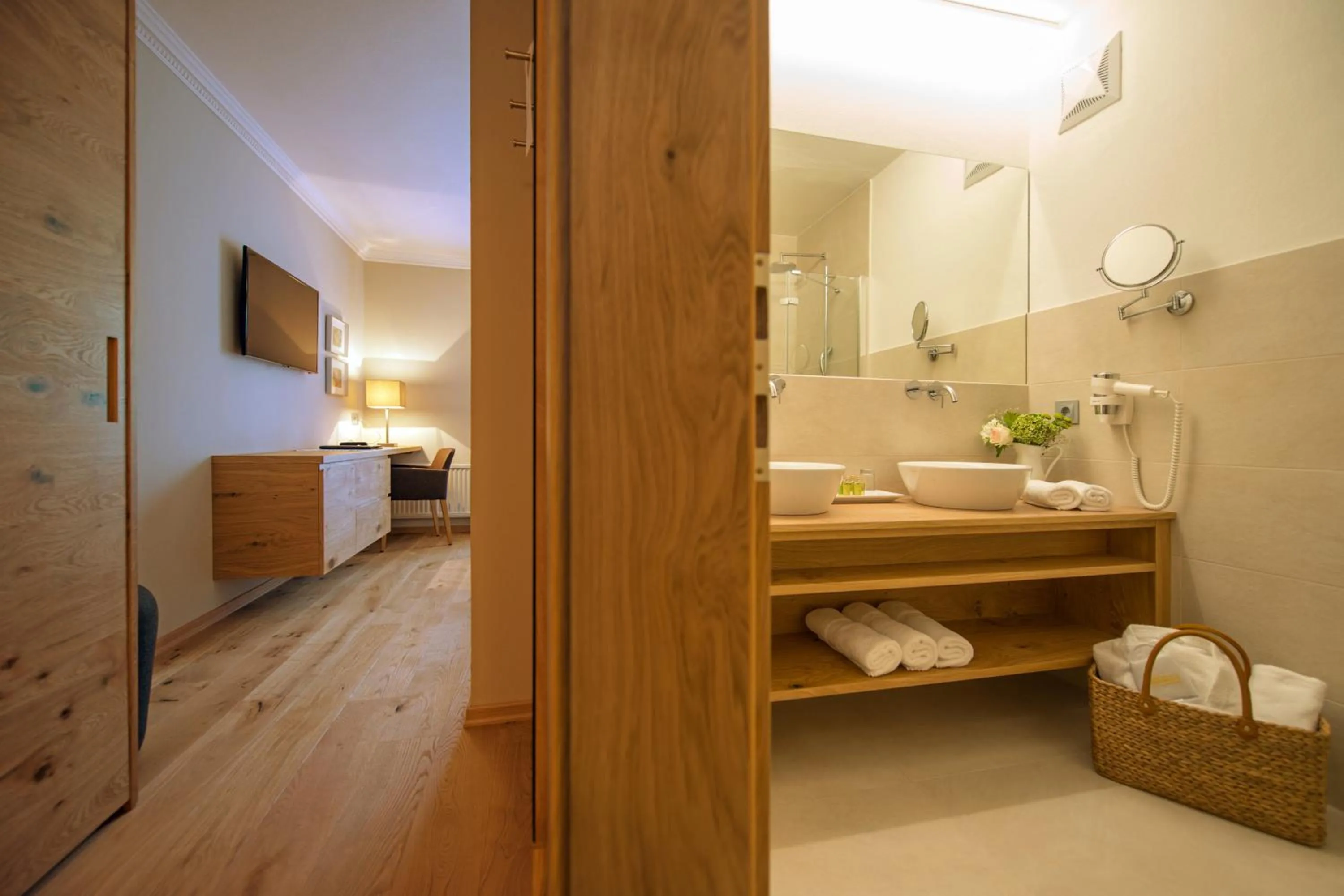 Bathroom, Bed in Alpines Gourmet Hotel Montanara