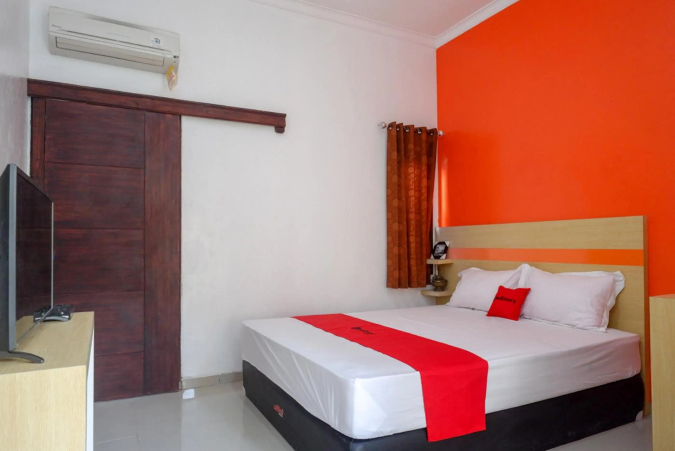 Bed in RedDoorz Syariah near Alun Alun Kota Rembang