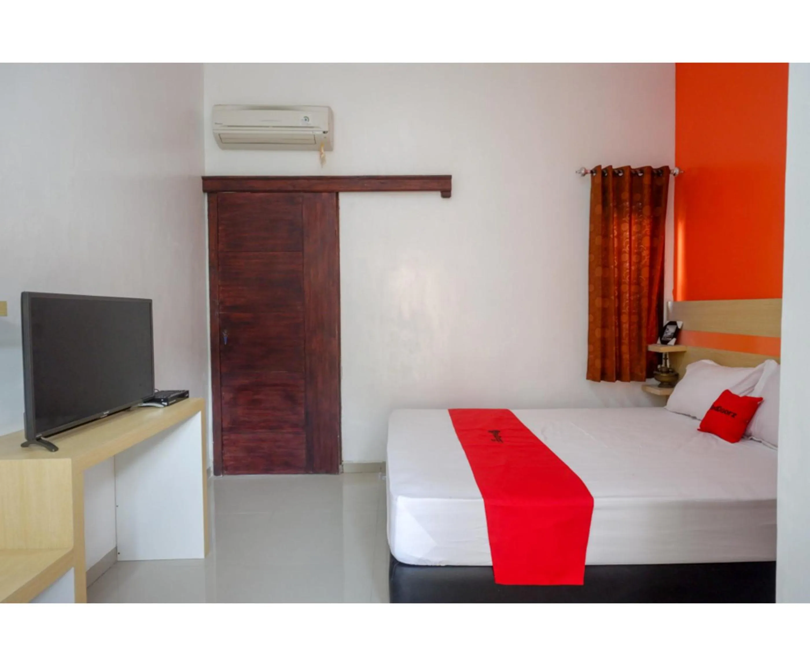 Bed in RedDoorz Syariah near Alun Alun Kota Rembang