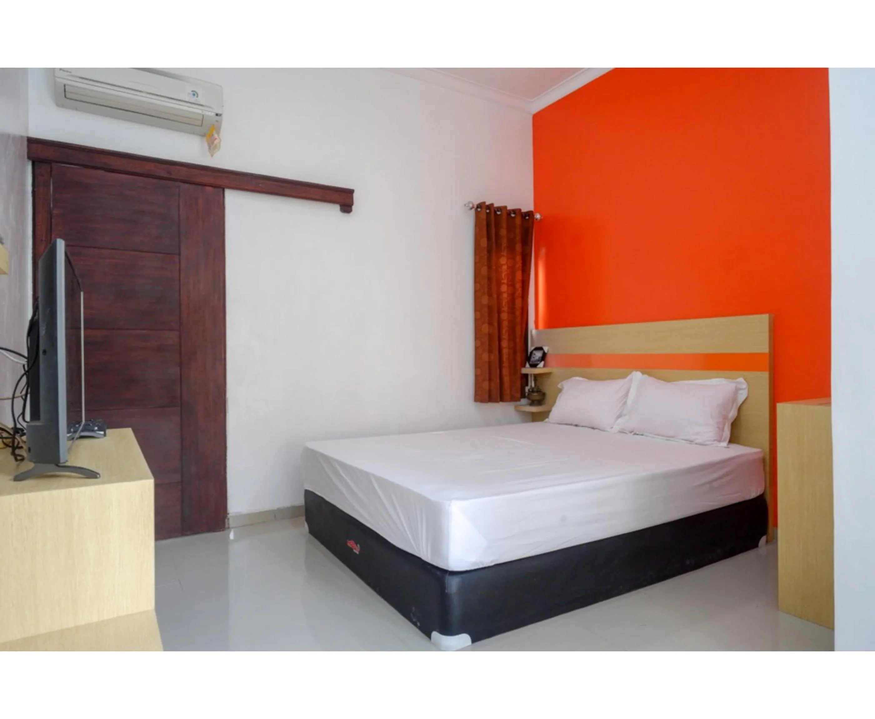 Bed in RedDoorz Syariah near Alun Alun Kota Rembang
