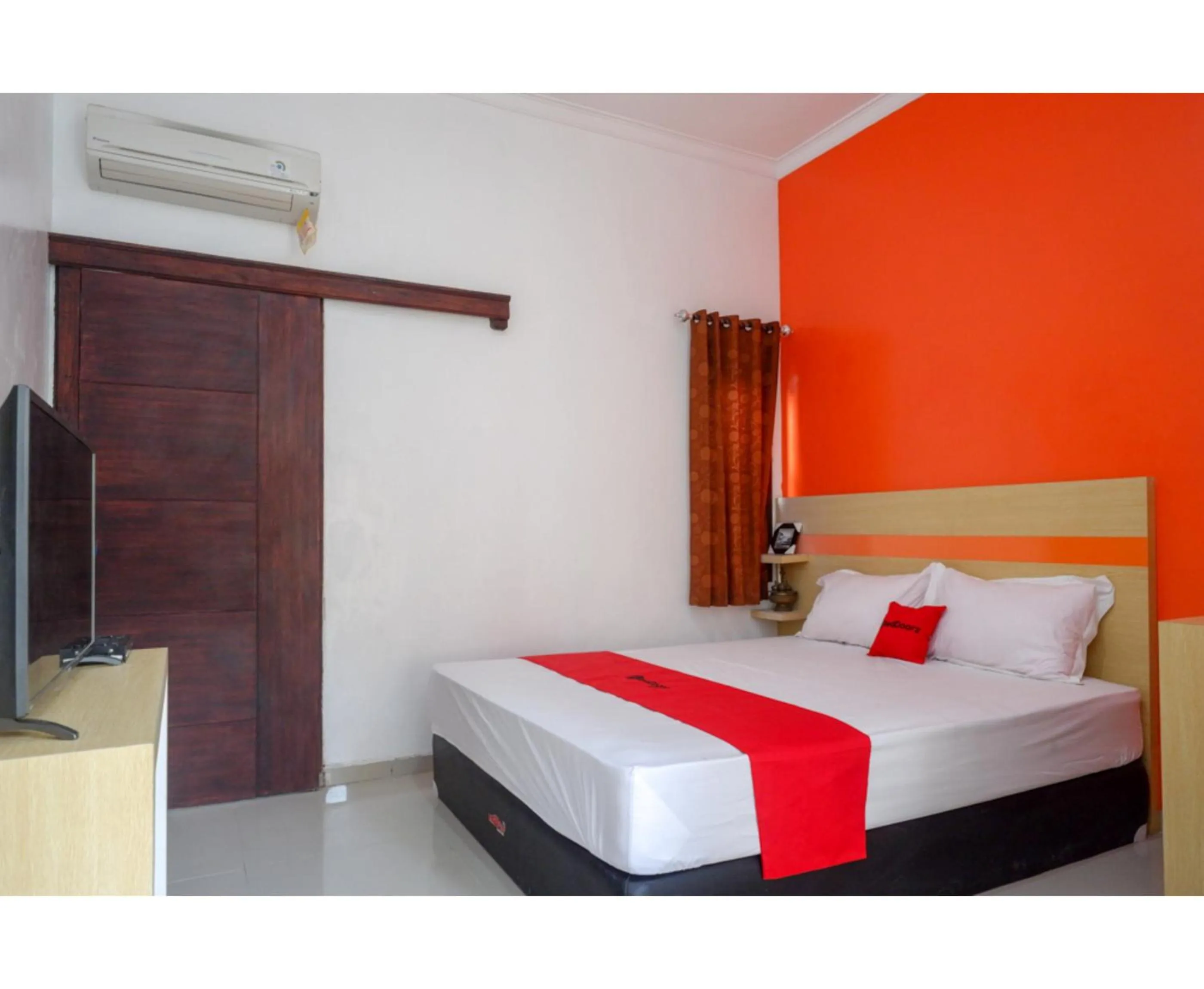 Bed in RedDoorz Syariah near Alun Alun Kota Rembang