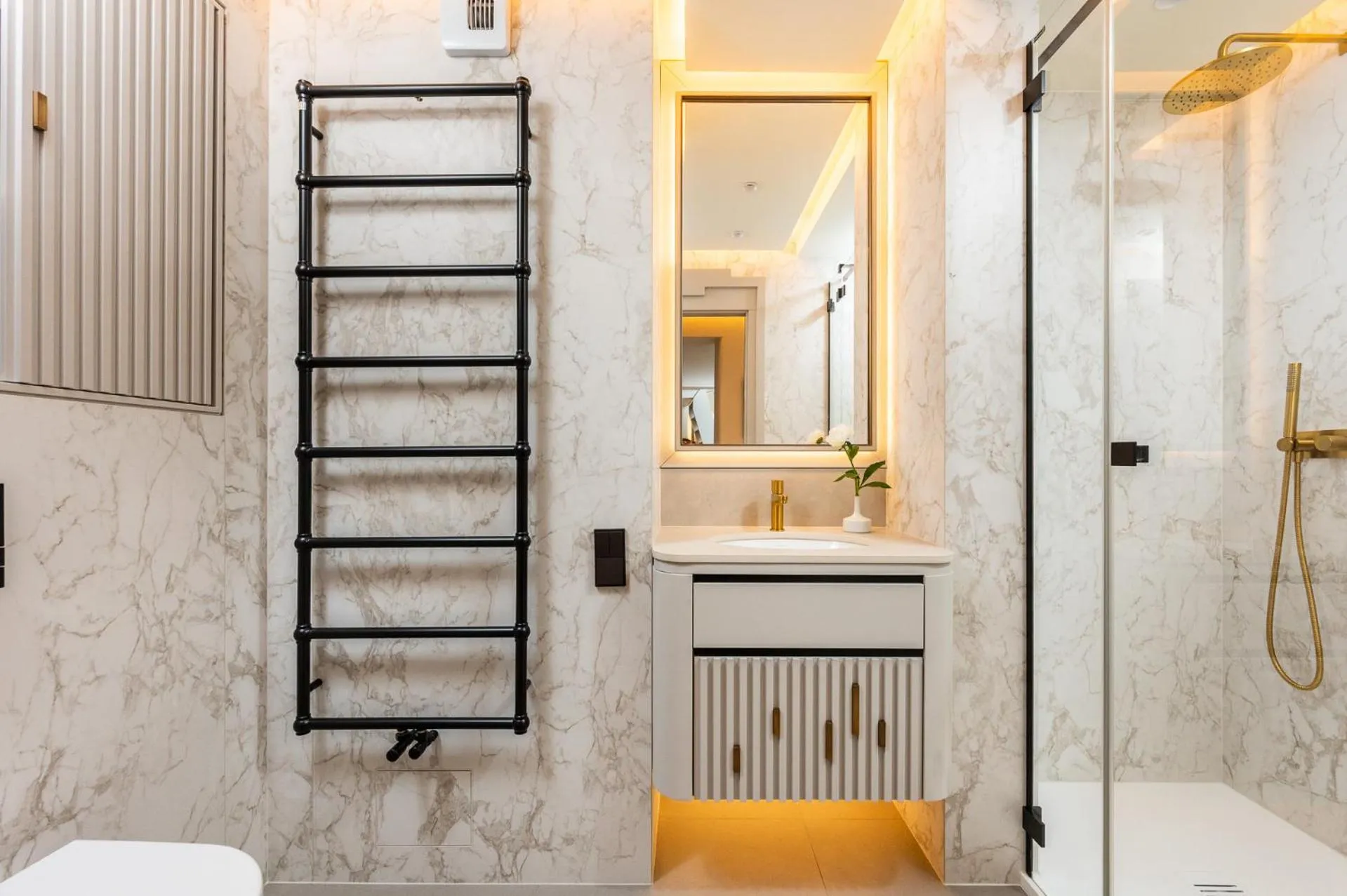 Shower in Art Boutique