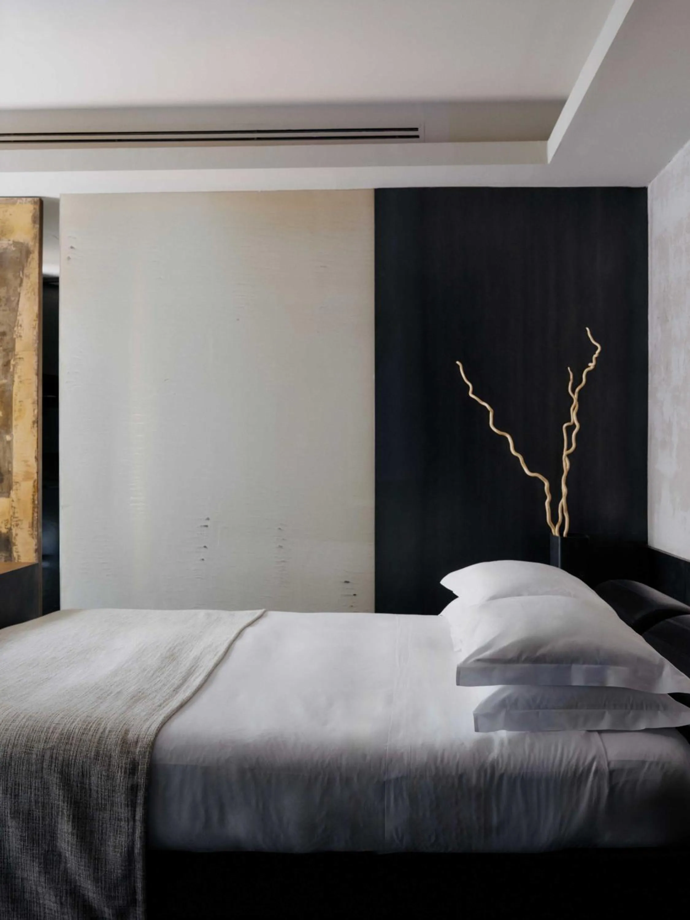 Bed in STRAF, Milan, a Member of Design Hotels