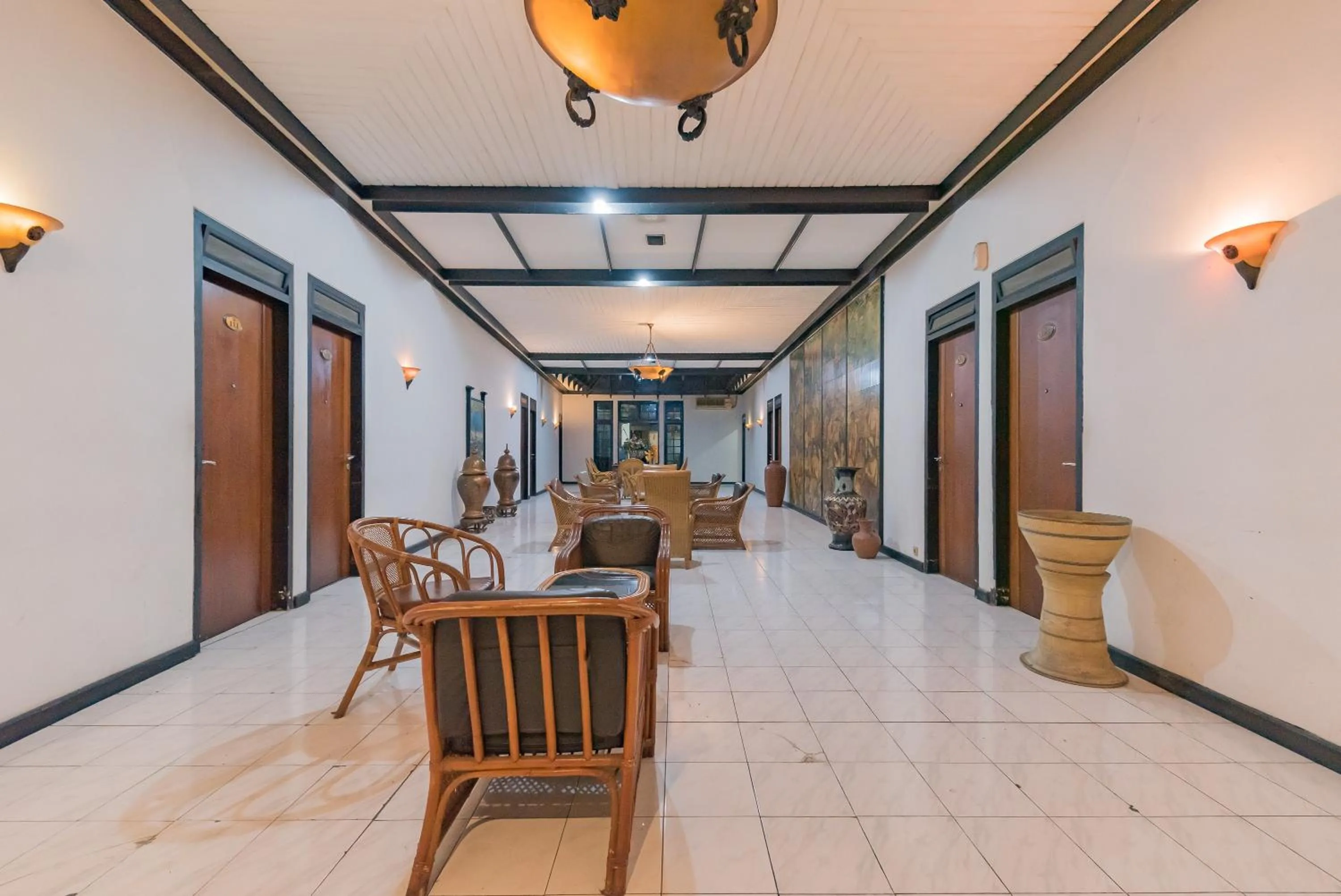 Seating area in Urbanview Hotel Crown Tasikmalaya by RedDoorz