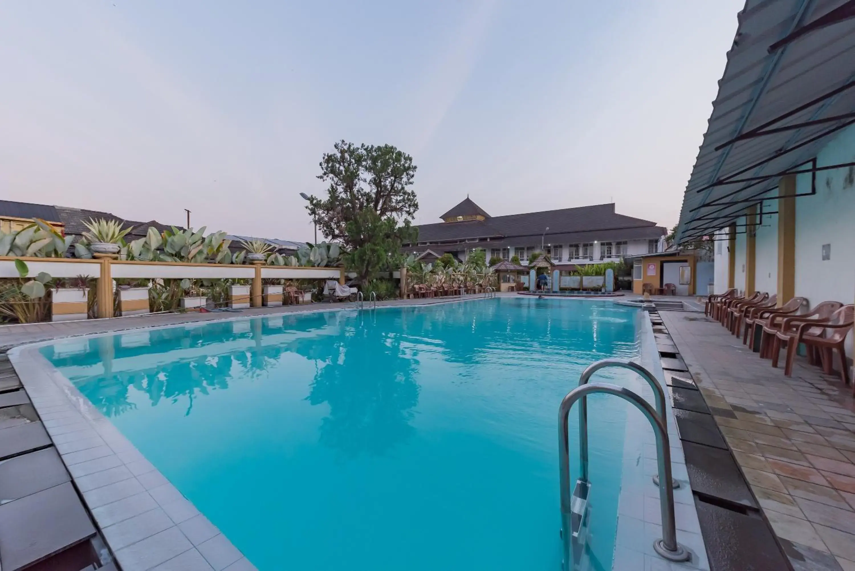 Swimming pool in Urbanview Hotel Crown Tasikmalaya by RedDoorz Swimming pool in Urbanview Hotel Crown Tasikmalaya by RedDoorz