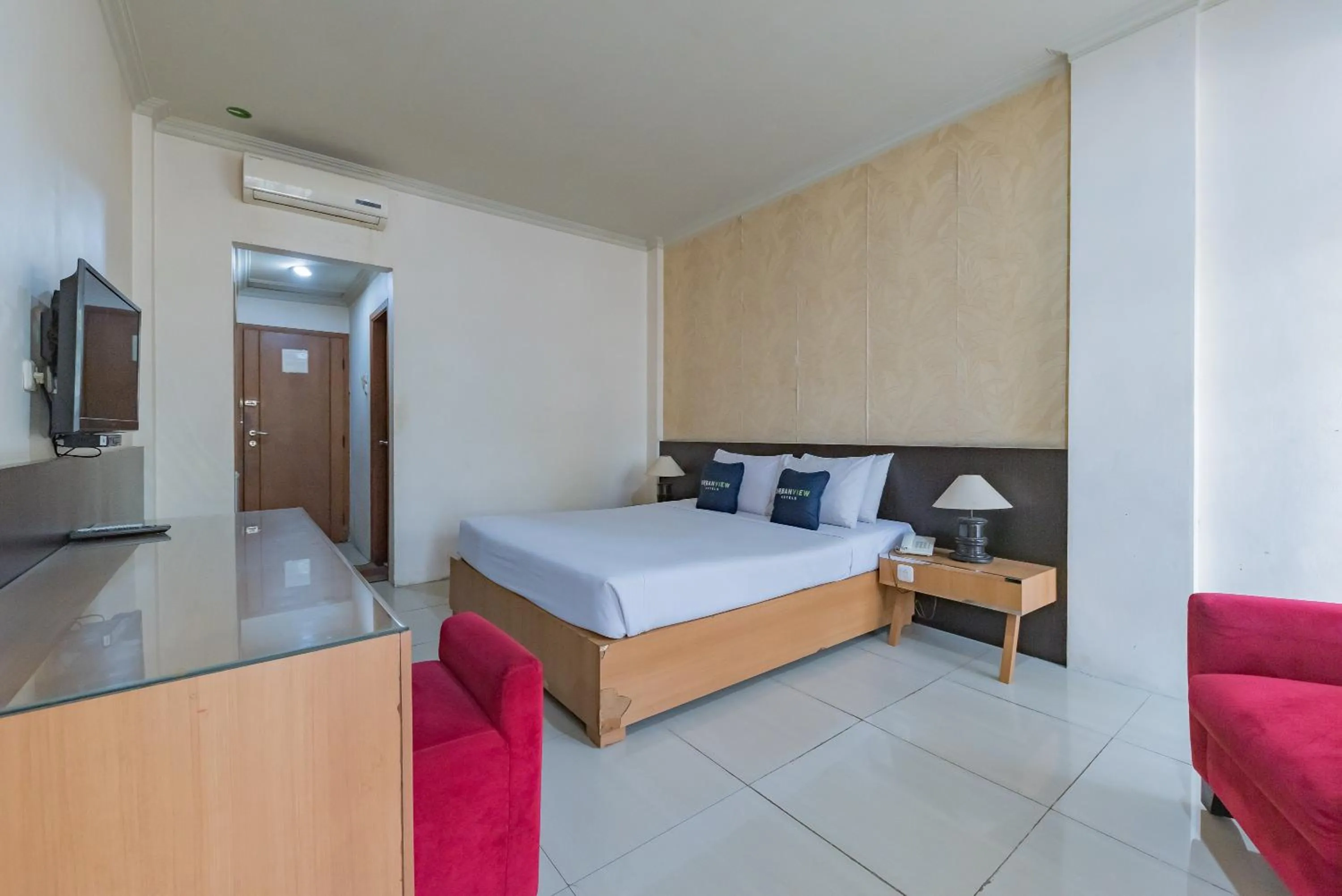Bedroom, Bed in Urbanview Hotel Crown Tasikmalaya by RedDoorz