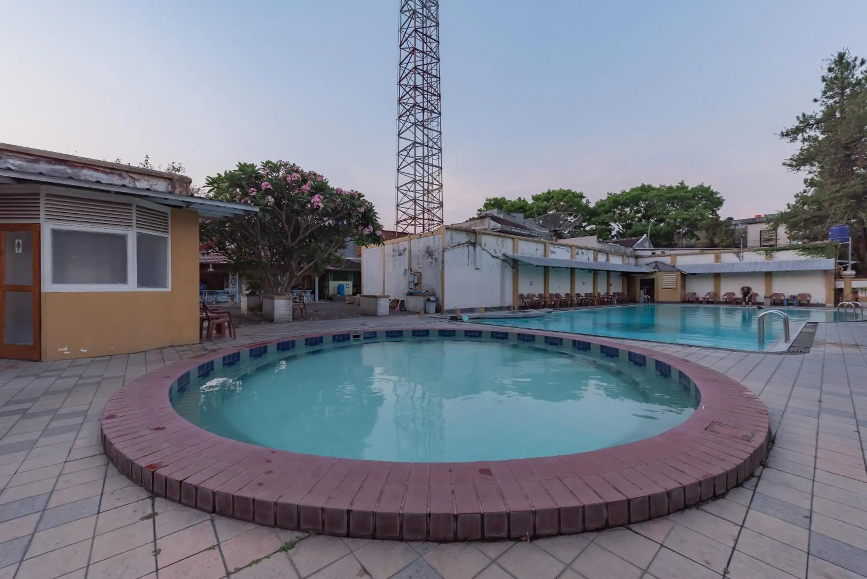 Swimming pool in Urbanview Hotel Crown Tasikmalaya by RedDoorz Swimming pool in Urbanview Hotel Crown Tasikmalaya by RedDoorz