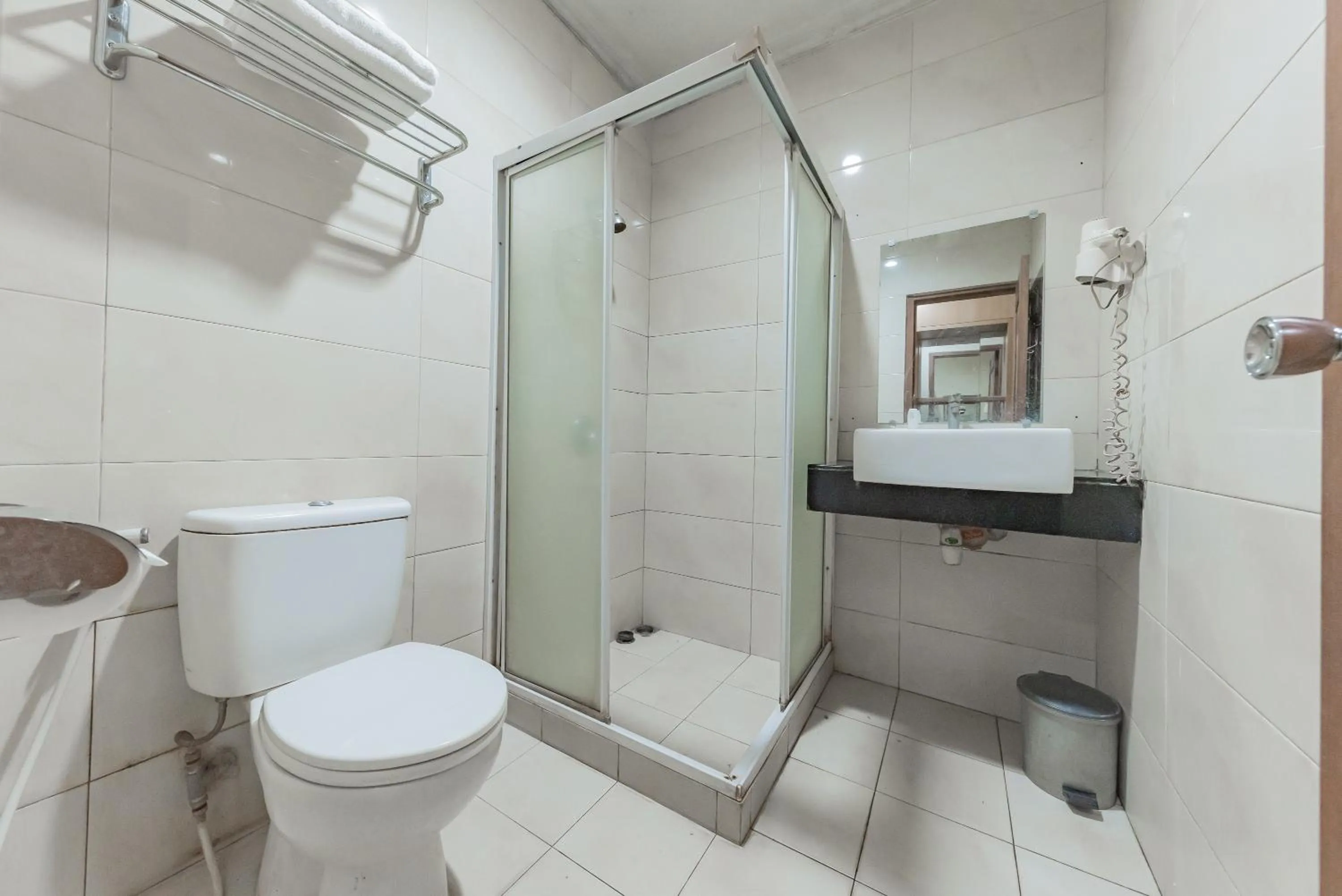 Bathroom in Urbanview Hotel Crown Tasikmalaya by RedDoorz