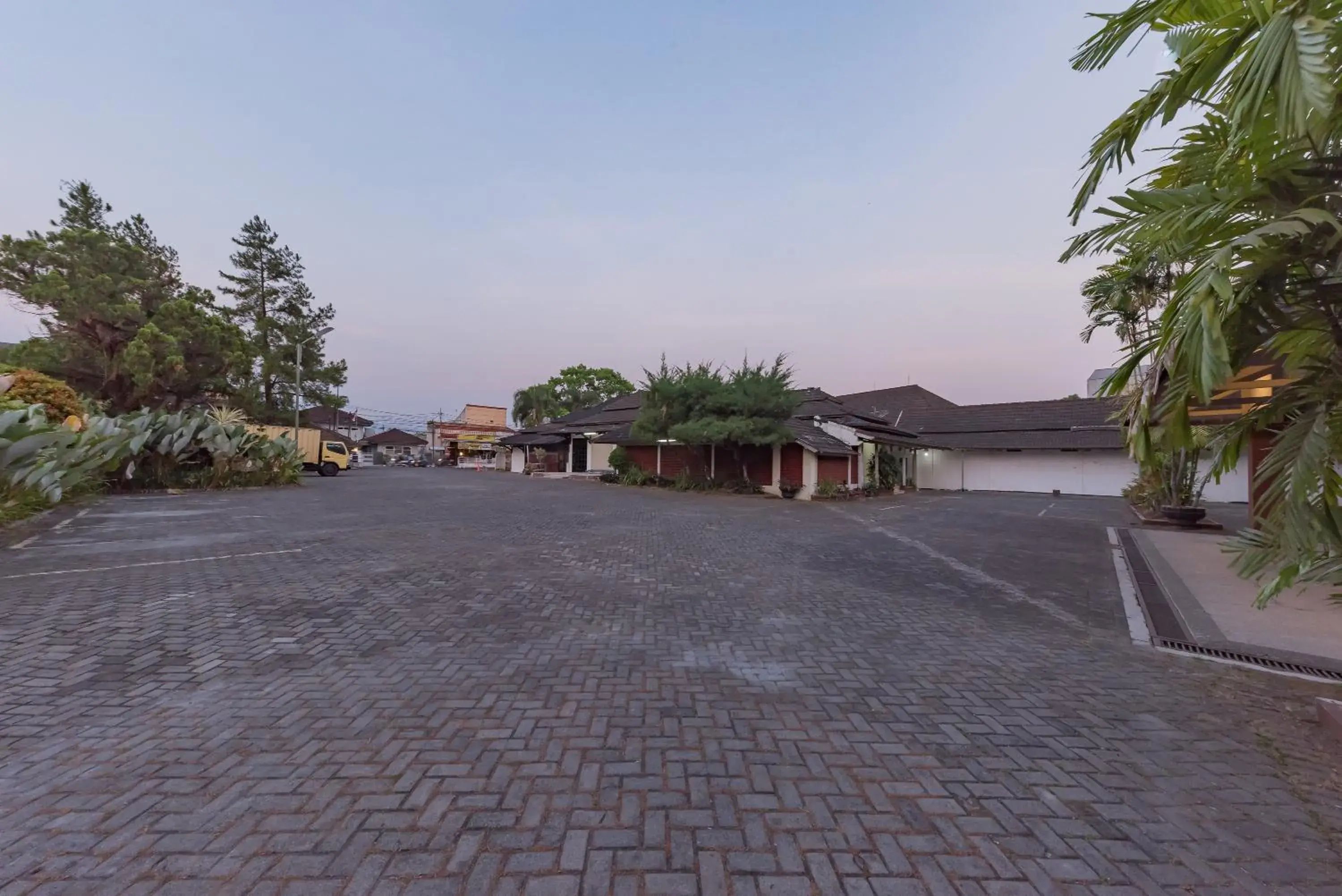 Property building in Urbanview Hotel Crown Tasikmalaya by RedDoorz Property building in Urbanview Hotel Crown Tasikmalaya by RedDoorz