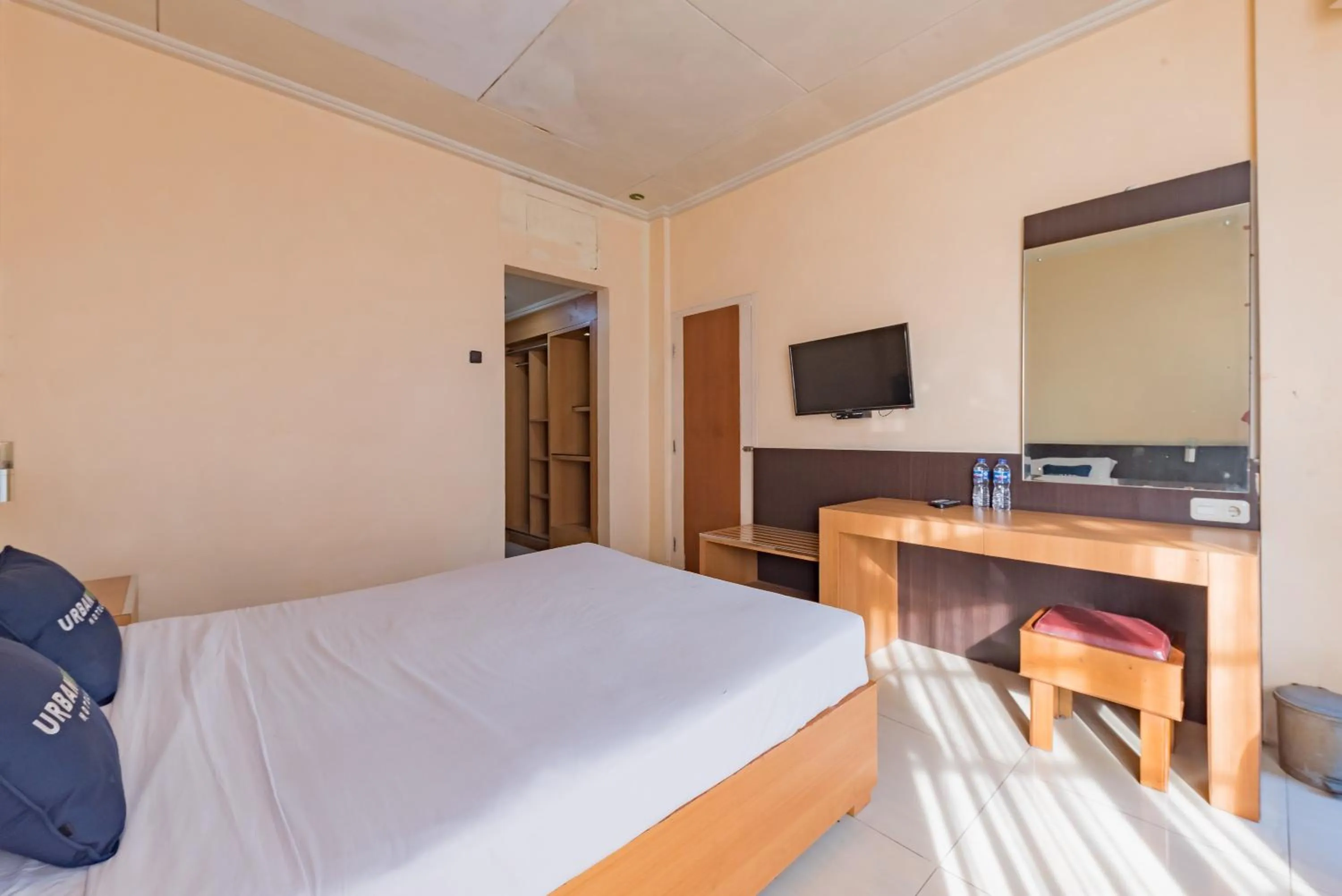 Bedroom, Bed in Urbanview Hotel Crown Tasikmalaya by RedDoorz