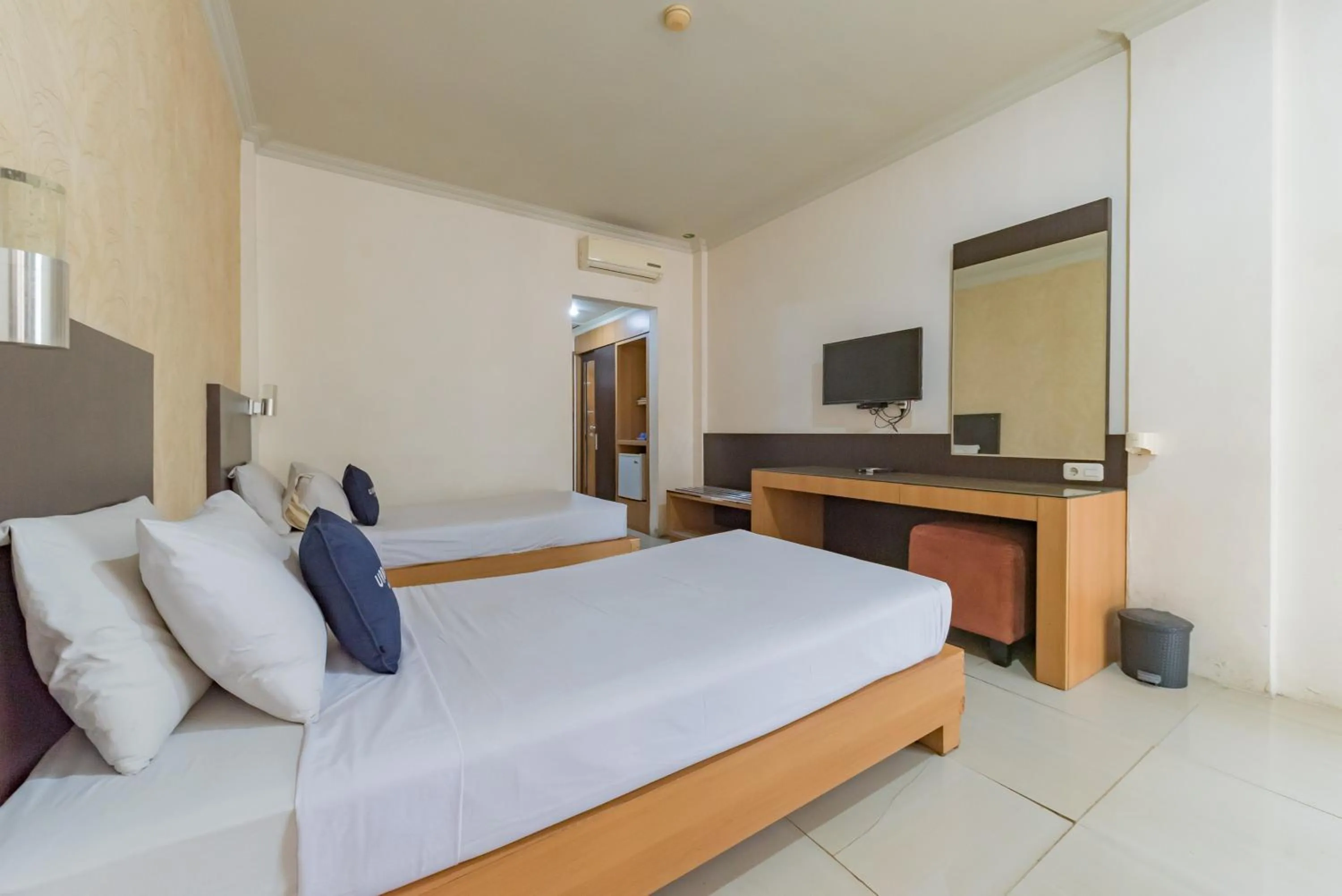 Bedroom, Bed in Urbanview Hotel Crown Tasikmalaya by RedDoorz