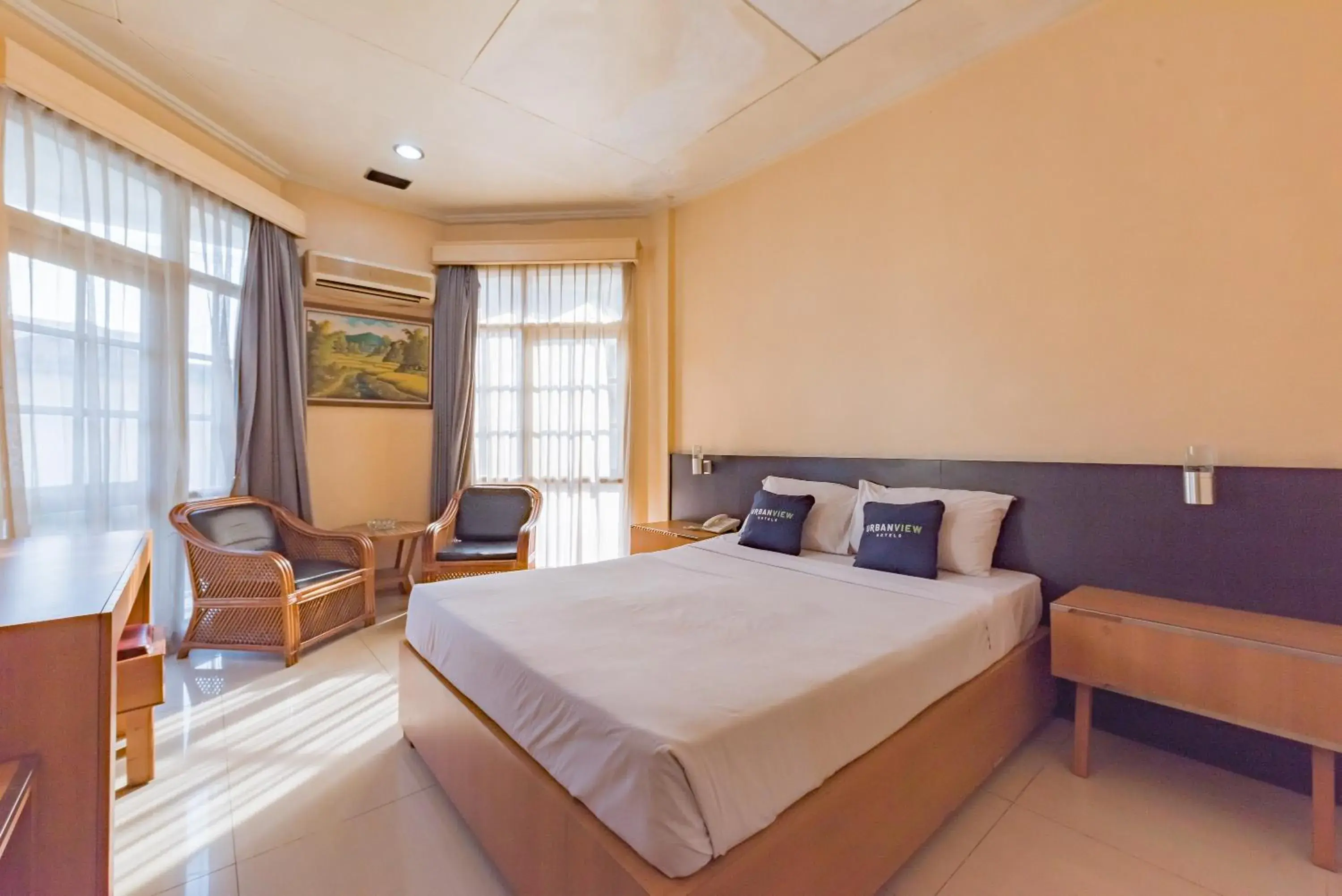 Bedroom, Bed in Urbanview Hotel Crown Tasikmalaya by RedDoorz Bedroom, Bed in Urbanview Hotel Crown Tasikmalaya by RedDoorz