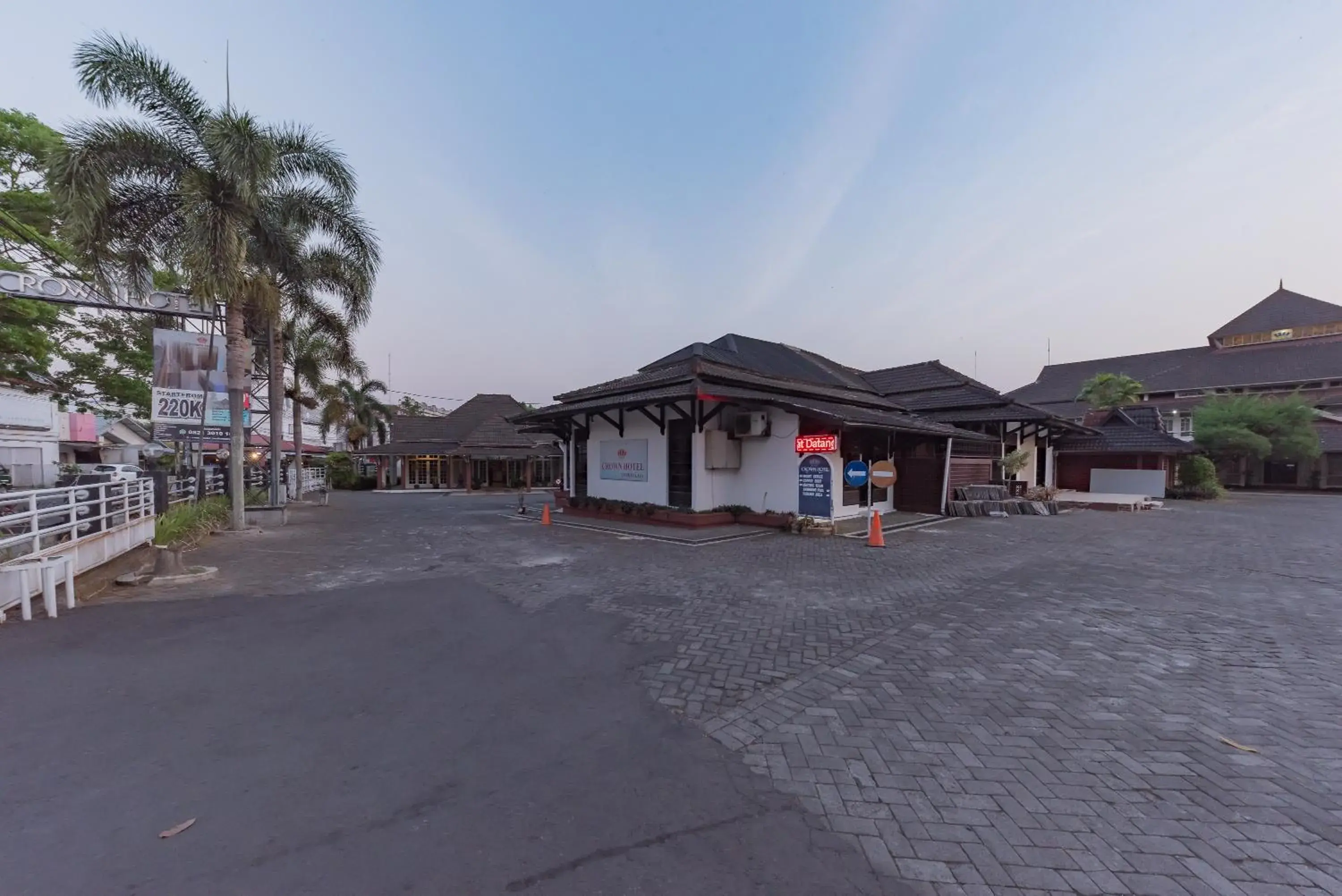 Property building in Urbanview Hotel Crown Tasikmalaya by RedDoorz Property building in Urbanview Hotel Crown Tasikmalaya by RedDoorz