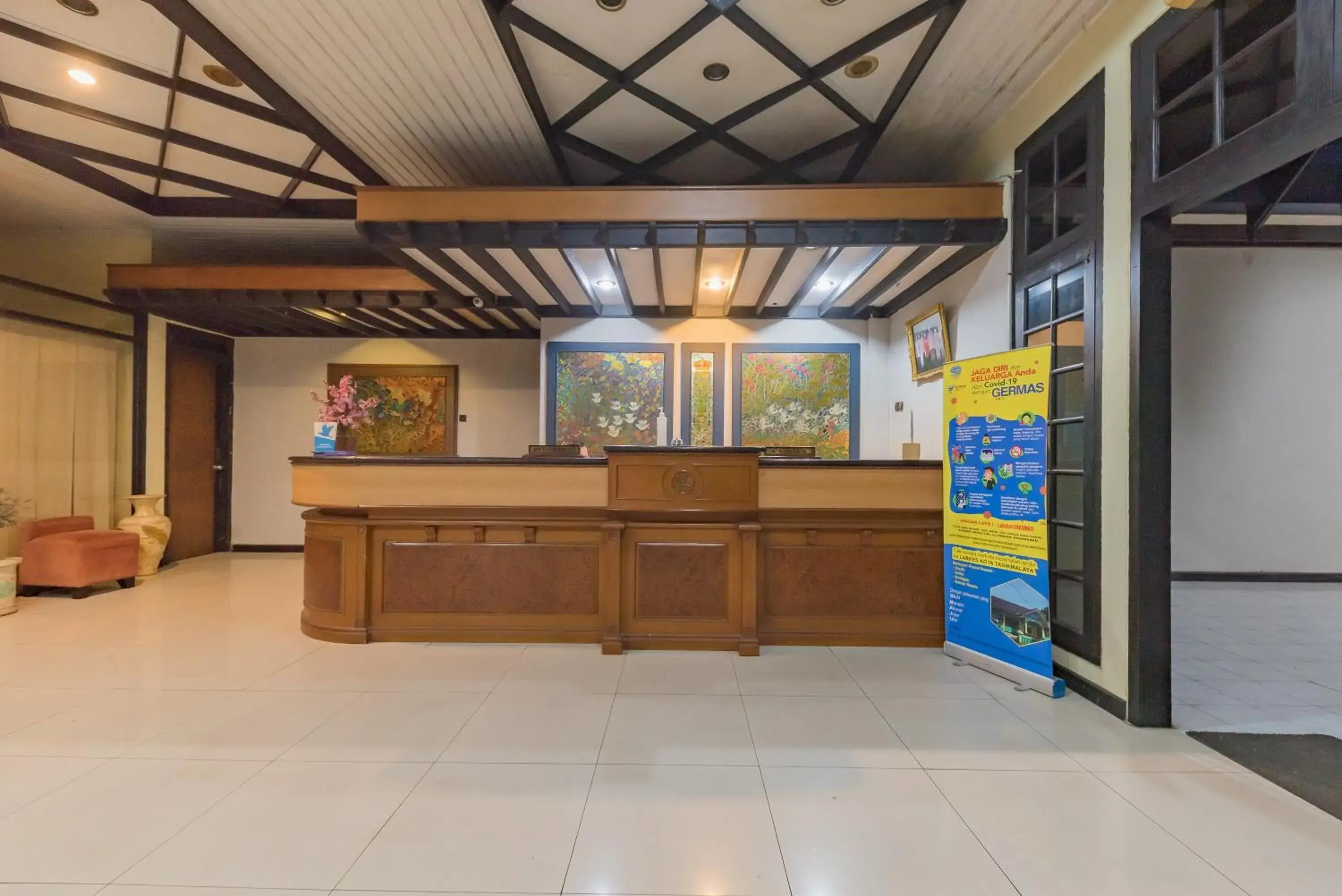Lobby or reception in Urbanview Hotel Crown Tasikmalaya by RedDoorz Lobby or reception in Urbanview Hotel Crown Tasikmalaya by RedDoorz