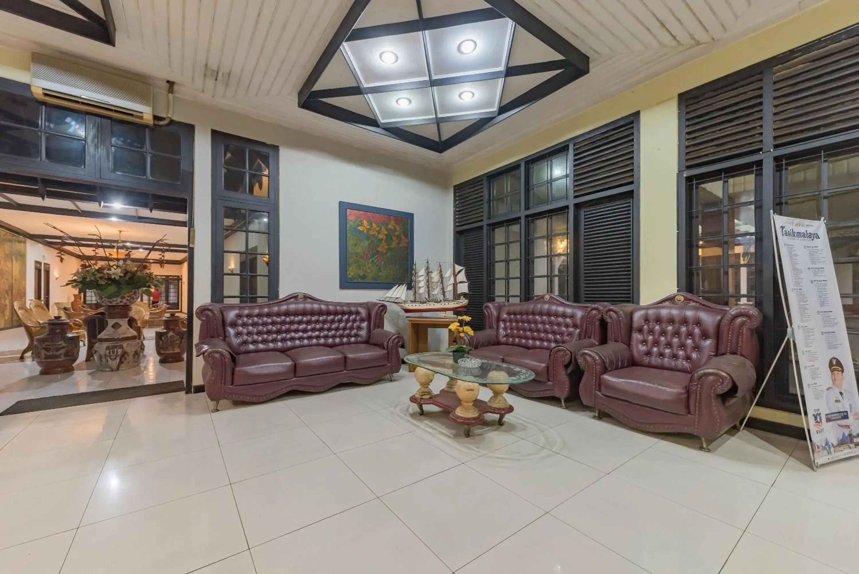 Seating area in Urbanview Hotel Crown Tasikmalaya by RedDoorz Seating area in Urbanview Hotel Crown Tasikmalaya by RedDoorz