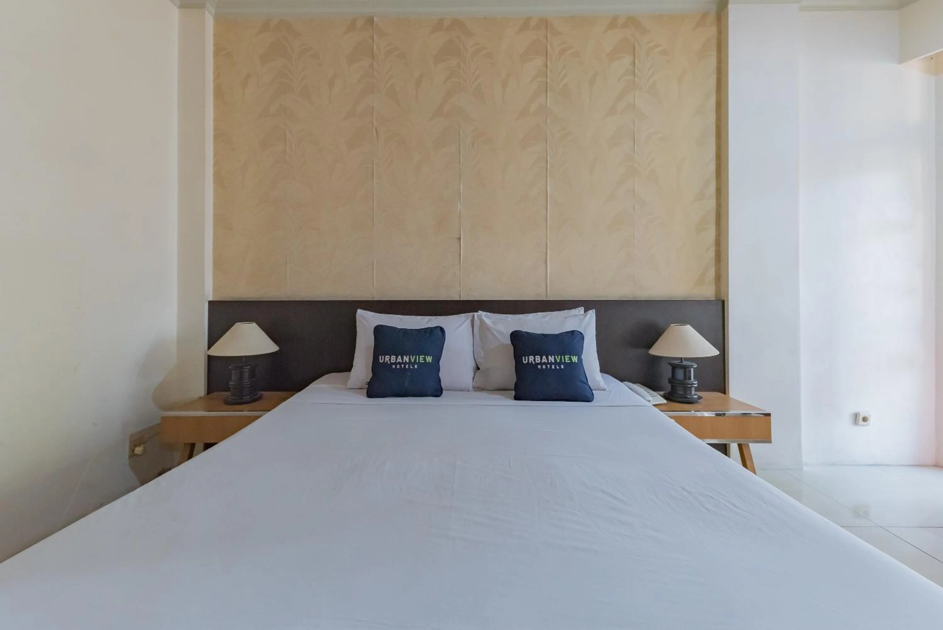 Bedroom, Bed in Urbanview Hotel Crown Tasikmalaya by RedDoorz