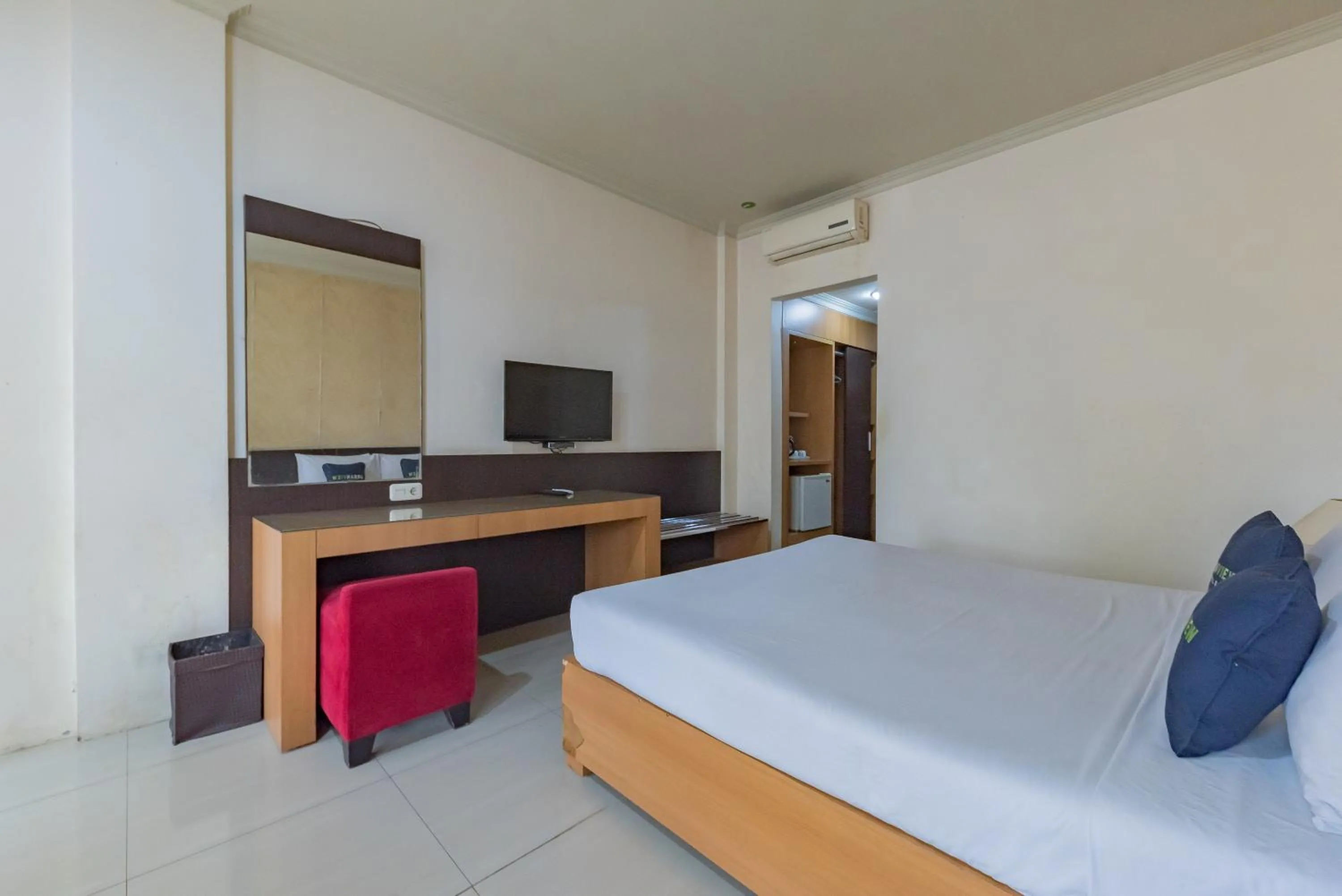 Bedroom, Bed in Urbanview Hotel Crown Tasikmalaya by RedDoorz