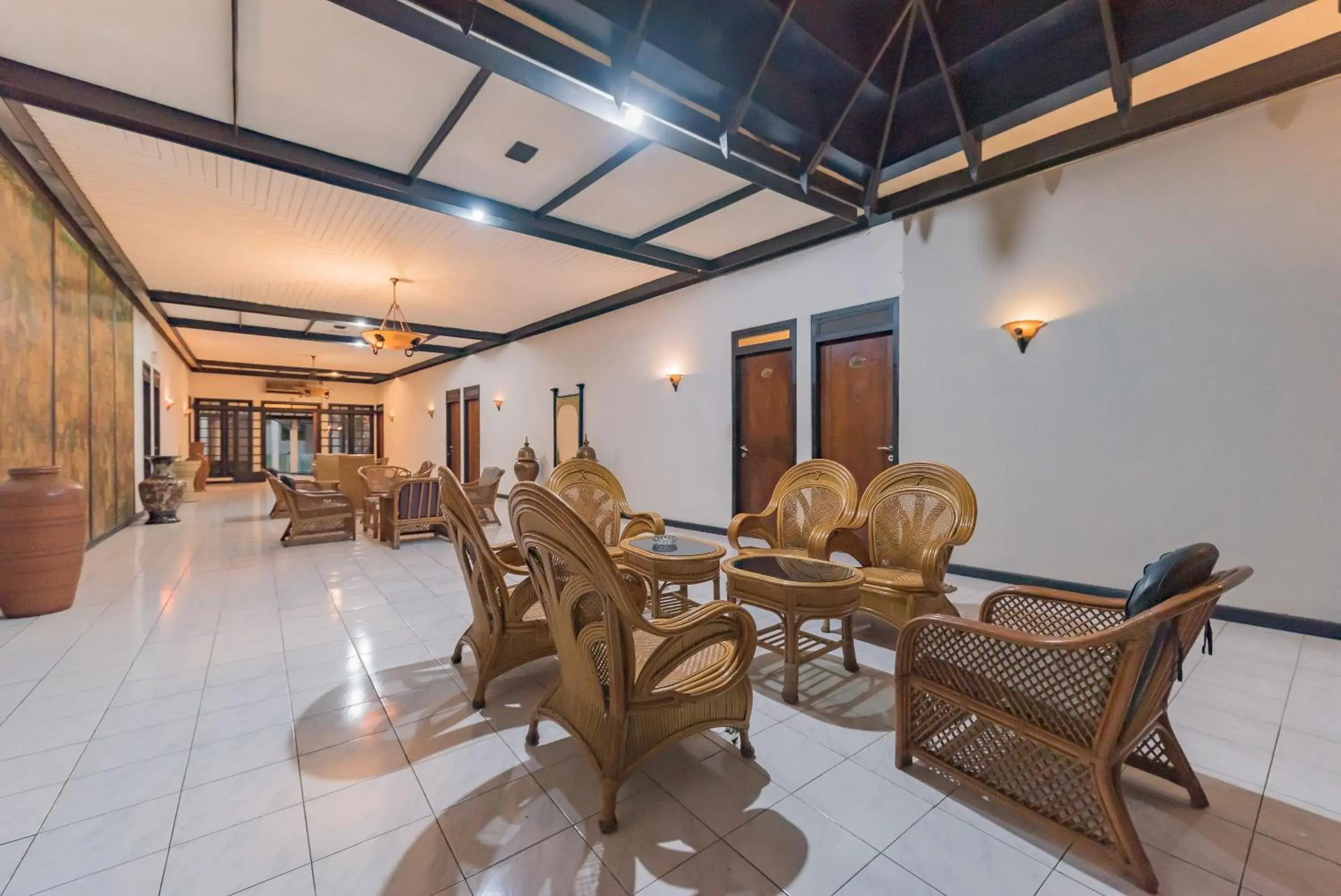 Seating area in Urbanview Hotel Crown Tasikmalaya by RedDoorz Seating area in Urbanview Hotel Crown Tasikmalaya by RedDoorz