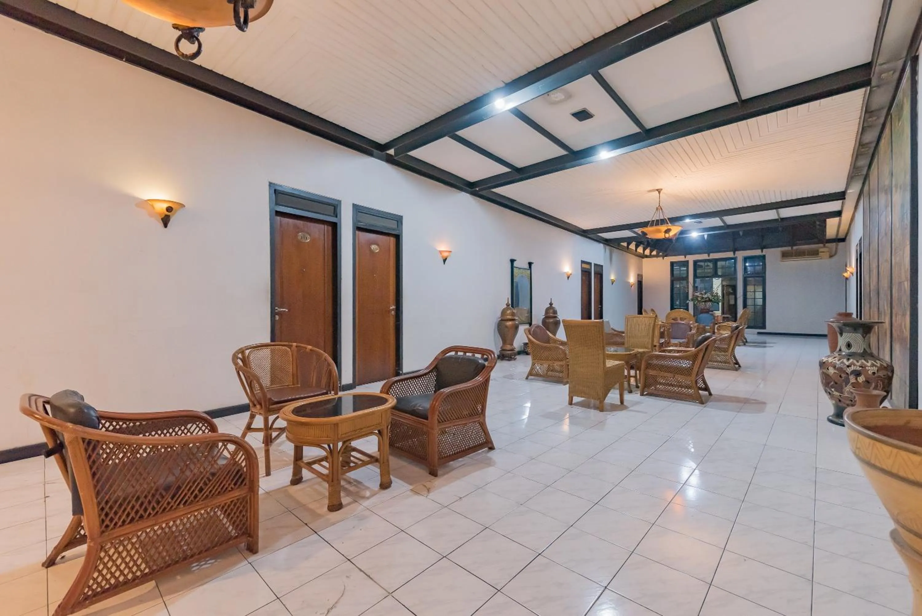 Seating area in Urbanview Hotel Crown Tasikmalaya by RedDoorz