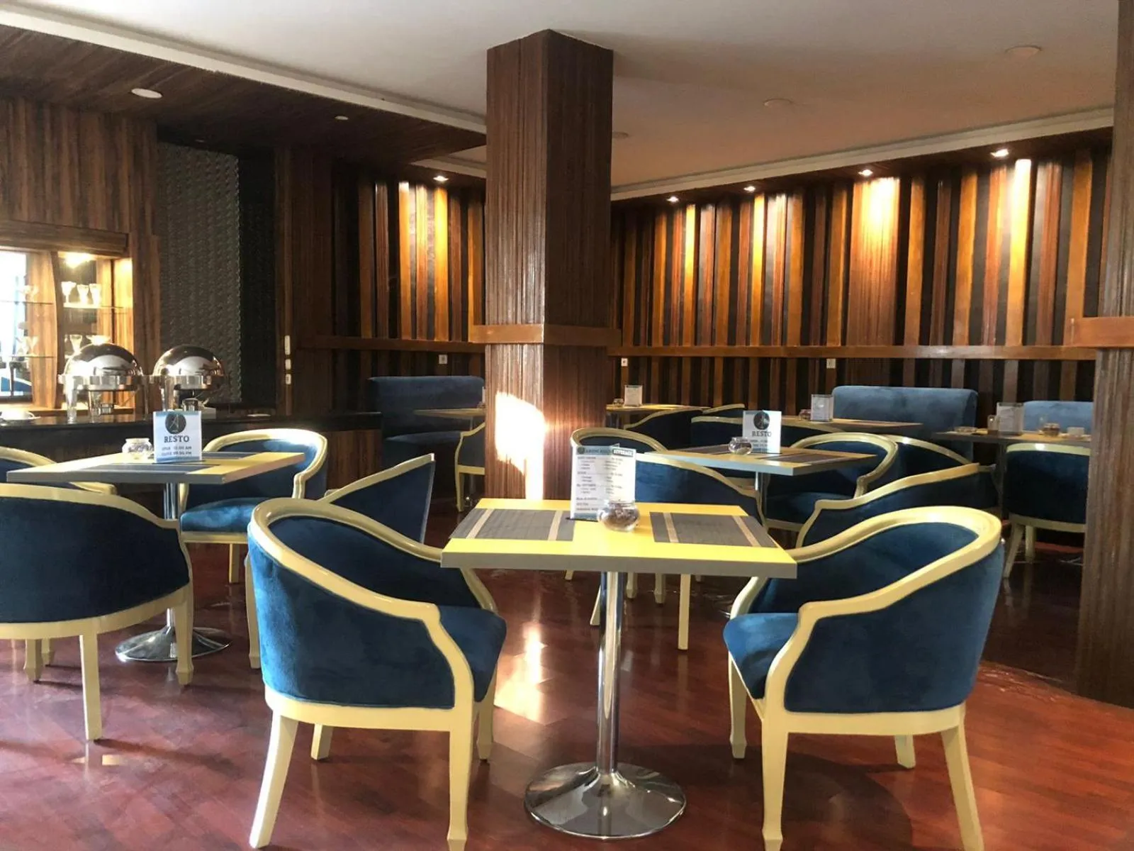 Restaurant/places to eat in Hotel Aruni Ancol
