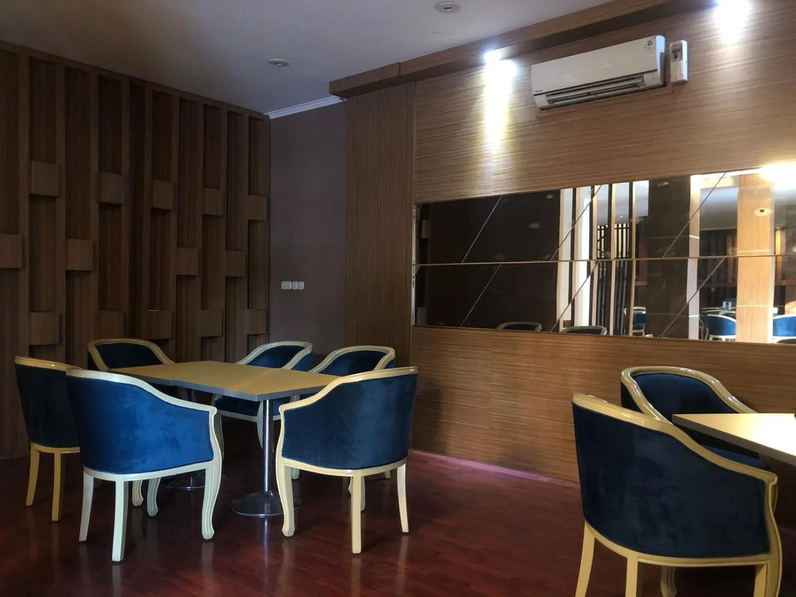 Restaurant/places to eat in Hotel Aruni Ancol