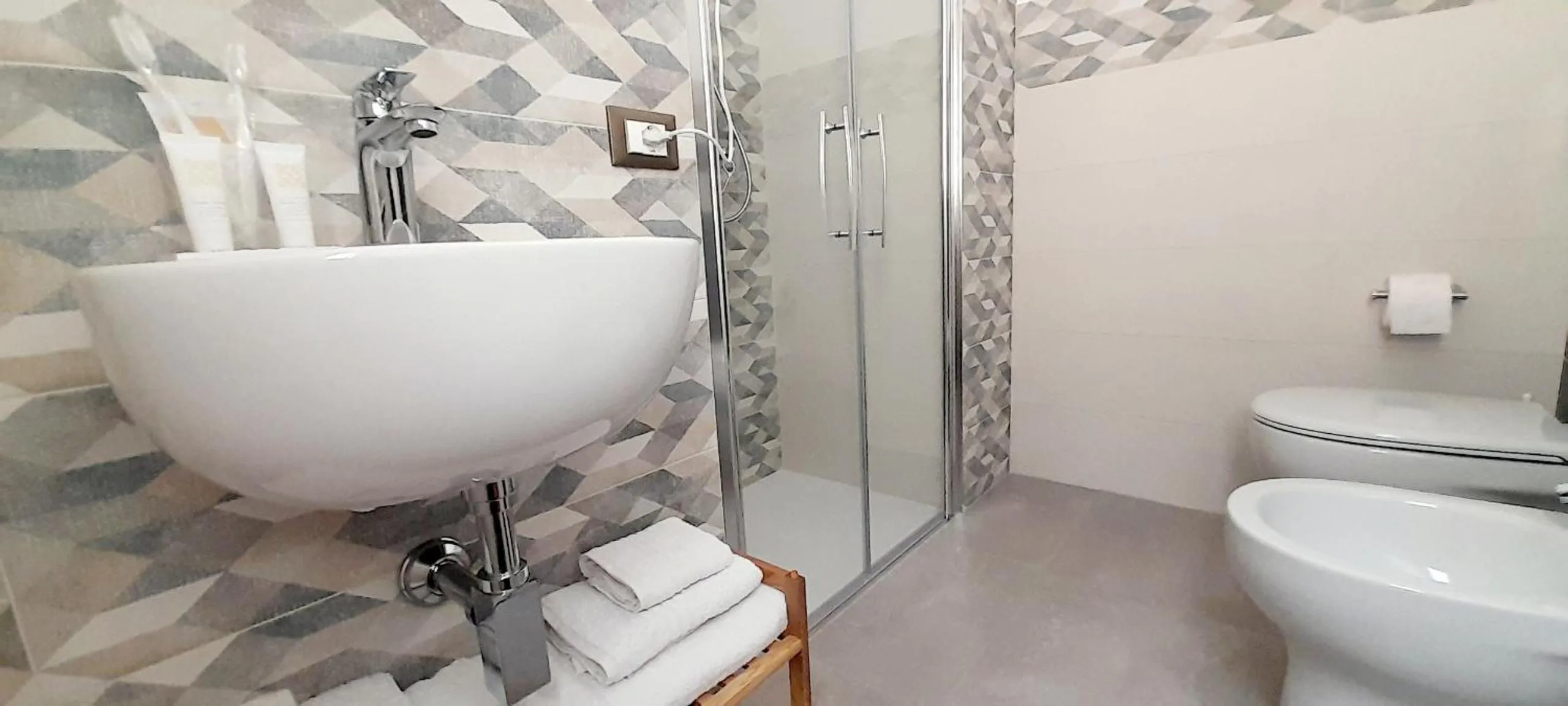 Shower in CI VULIA b&b - Sicilia sea, pool, bbq, tv, wi-fi