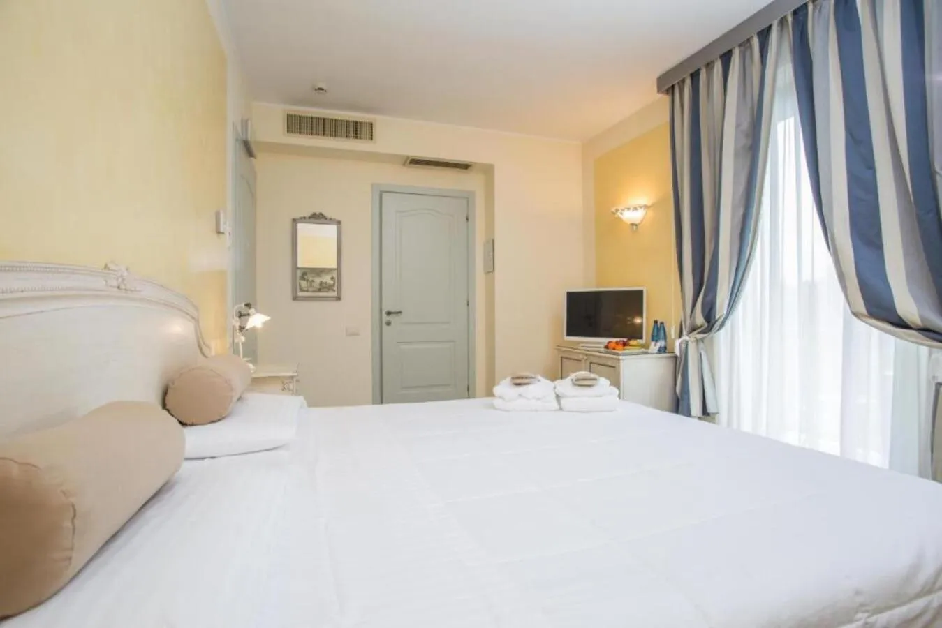 Photo of the whole room, Bed in Hotel Spiaggia d'Oro - Charme & Boutique - Garda Lake Collection