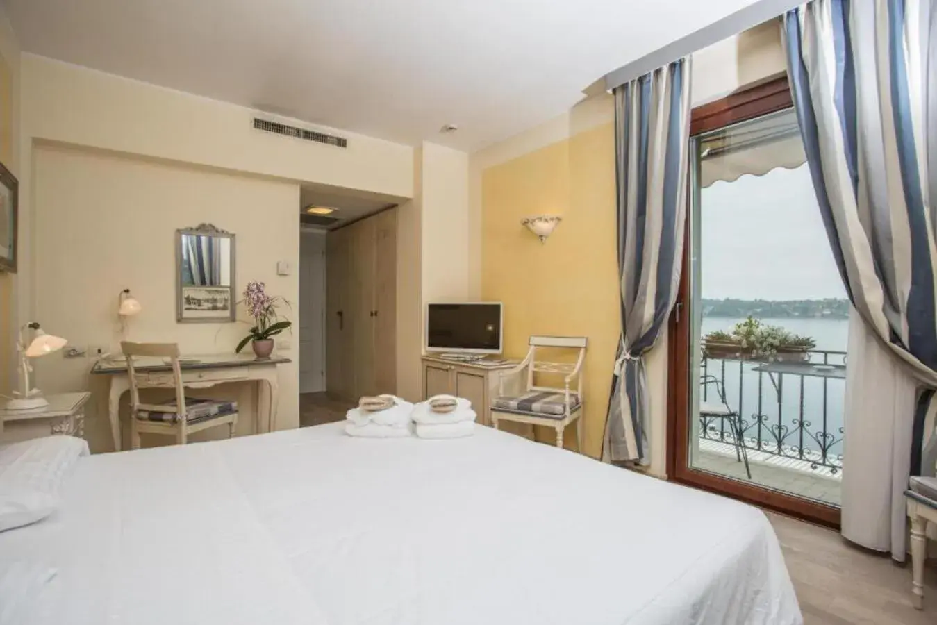 Deluxe Double or Twin Room with Lake View in Hotel Spiaggia d'Oro - Charme & Boutique - Garda Lake Collection Deluxe Double or Twin Room with Lake View in Hotel Spiaggia d'Oro - Charme & Boutique - Garda Lake Collection