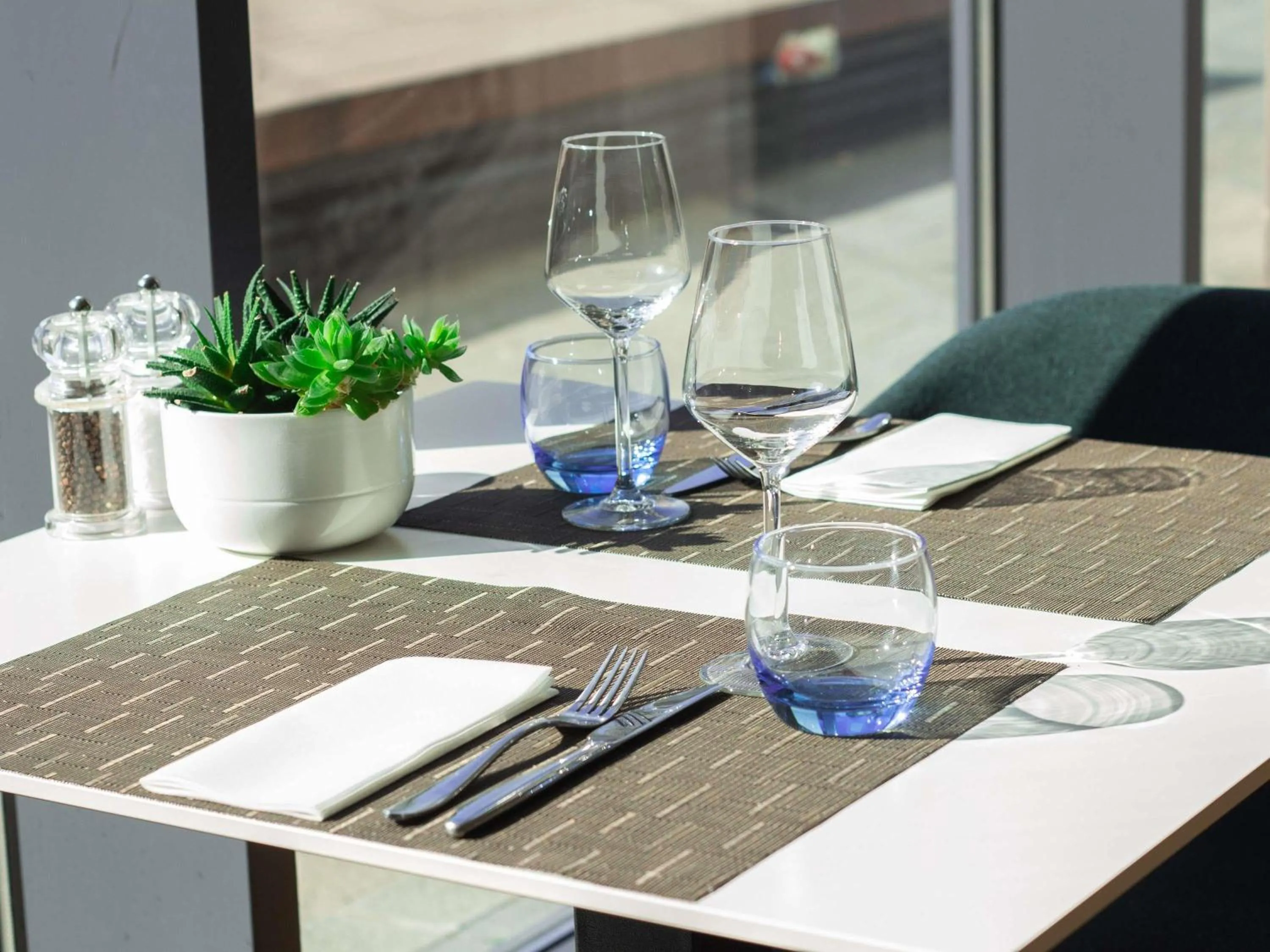 Restaurant/places to eat in Novotel London Wembley