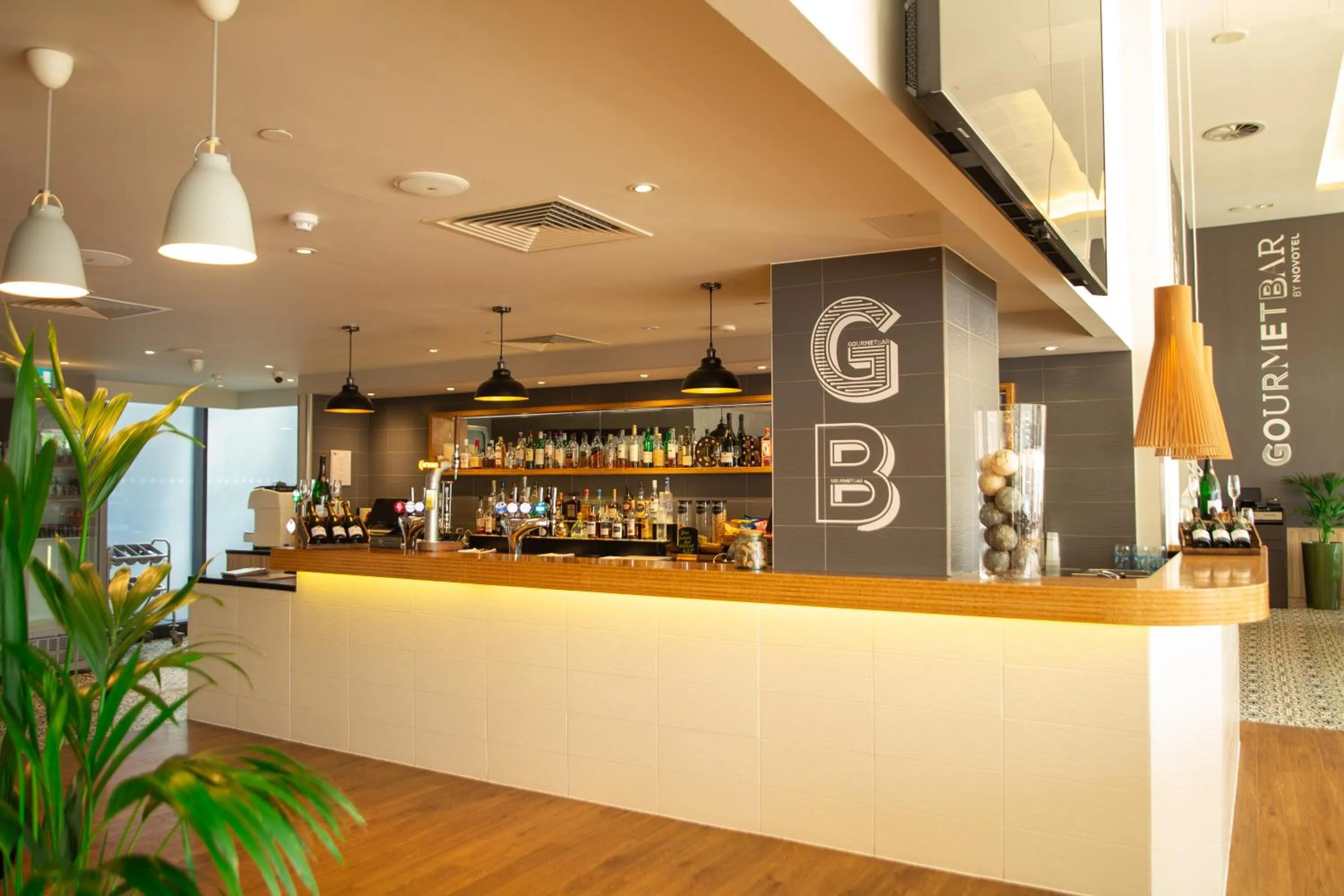 Lounge or bar in Novotel London Wembley