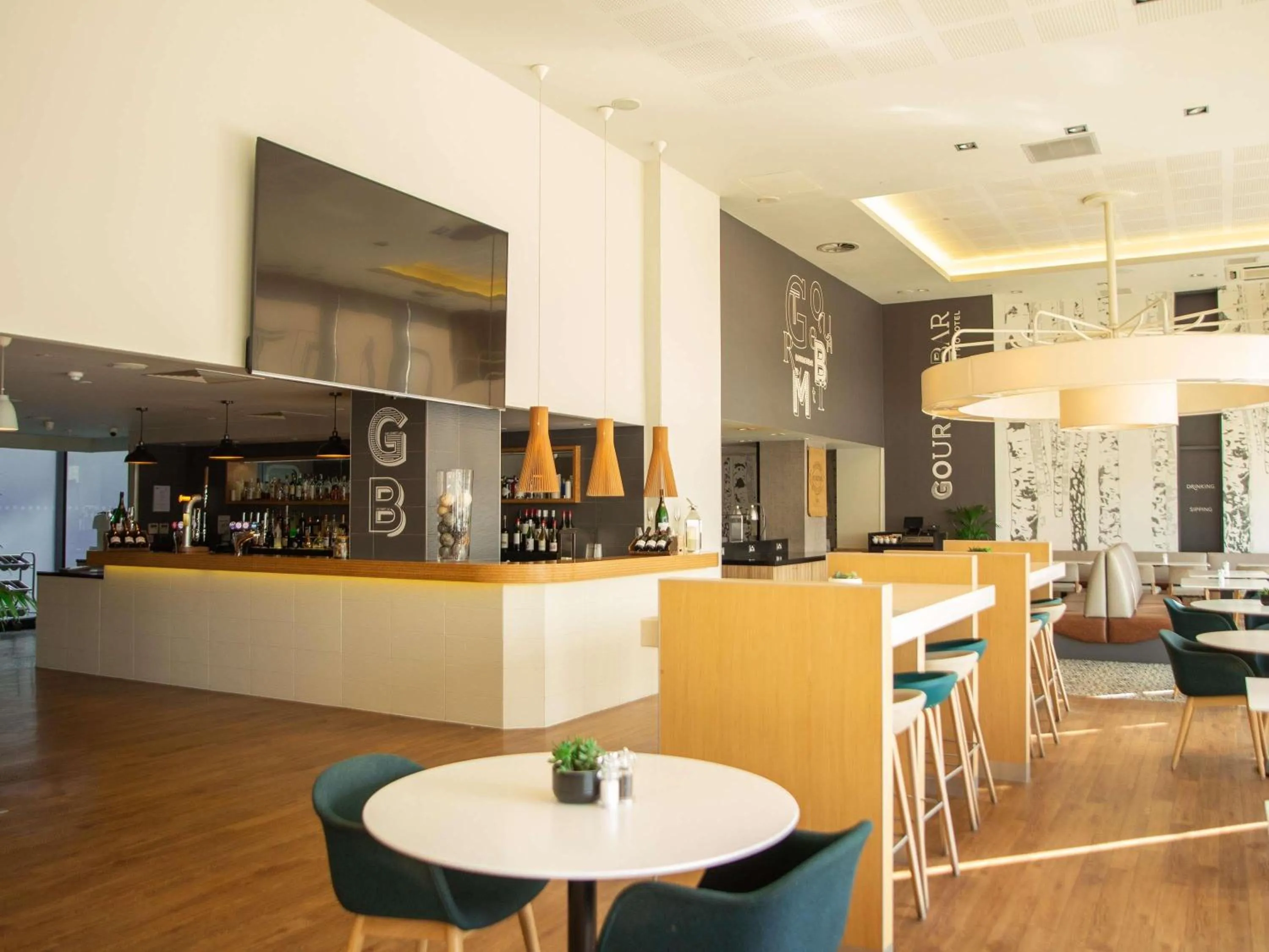 Restaurant/places to eat in Novotel London Wembley
