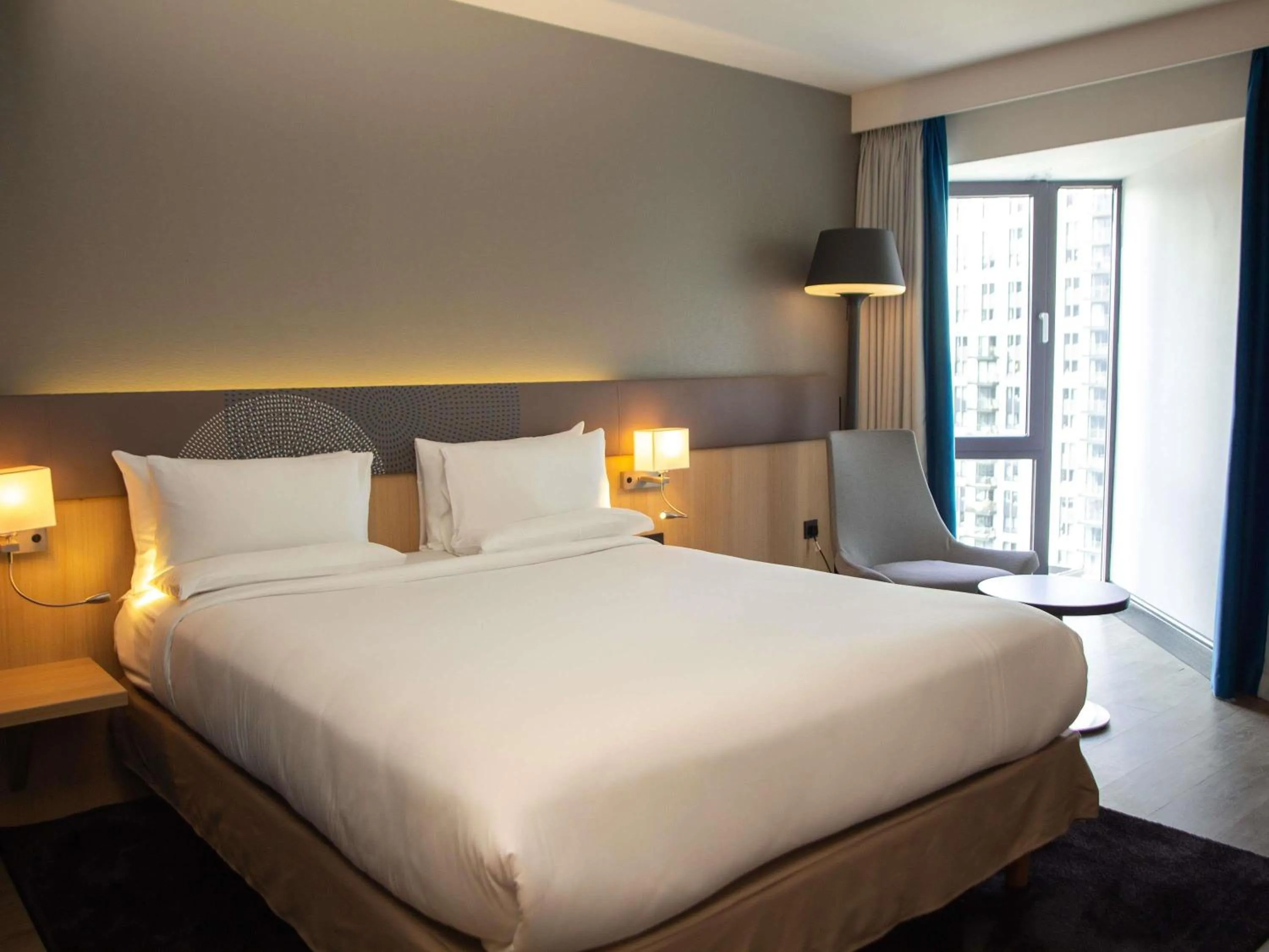 Bedroom, Bed in Novotel London Wembley