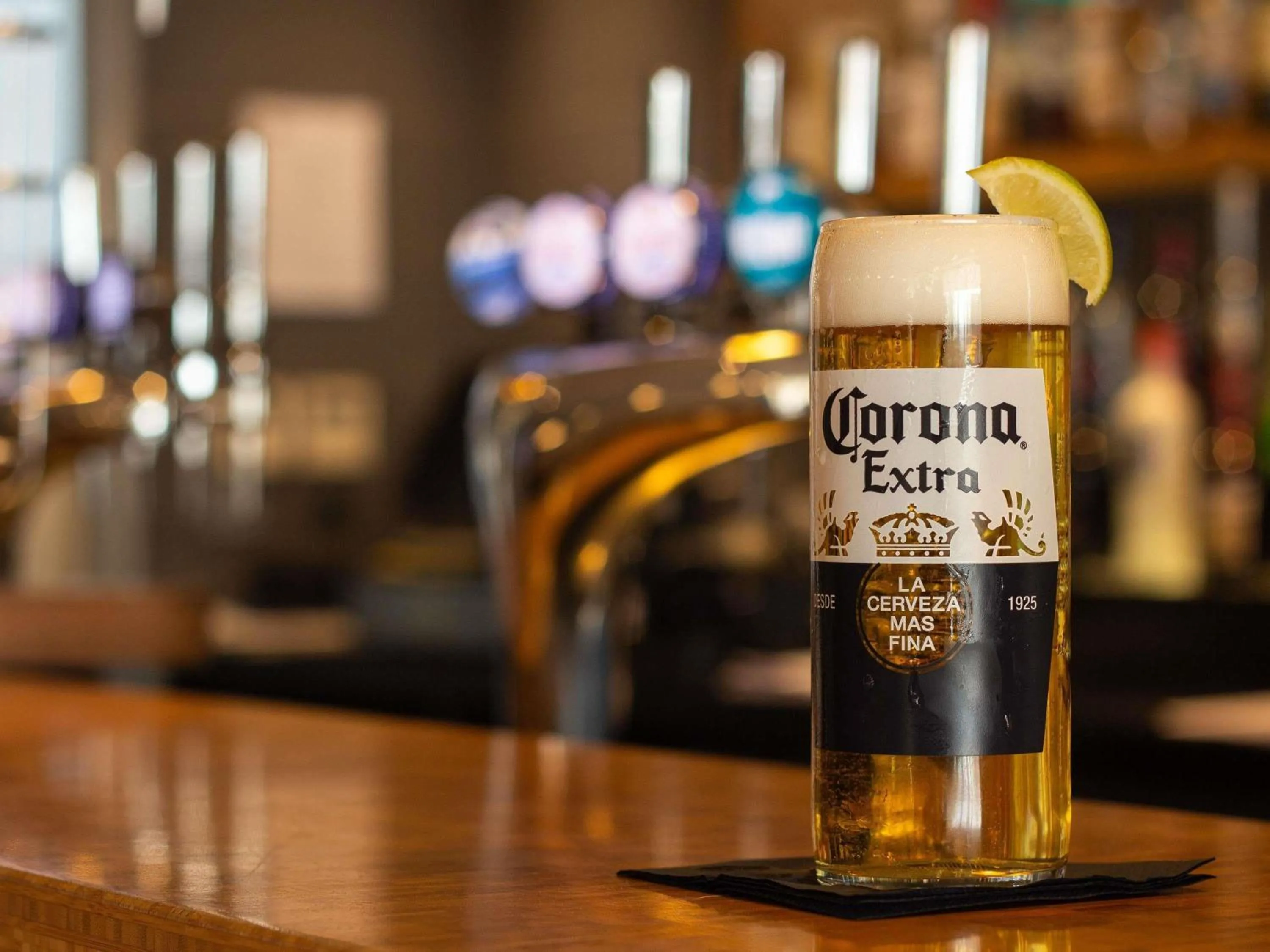 Lounge or bar in Novotel London Wembley